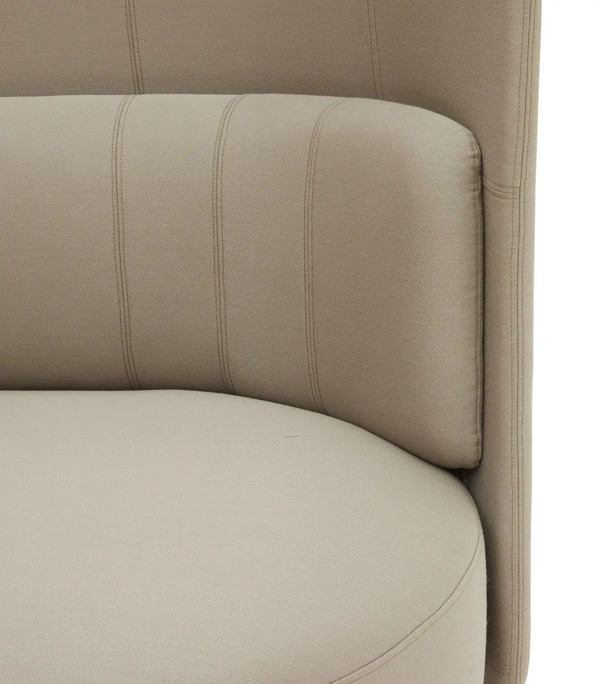 Softline Joe Sofa Hoch in Beige als Detailansicht mit gepolsterter Rückenlehne, sichtbaren Ziernähten und weich gerundeter Sitzfläche.