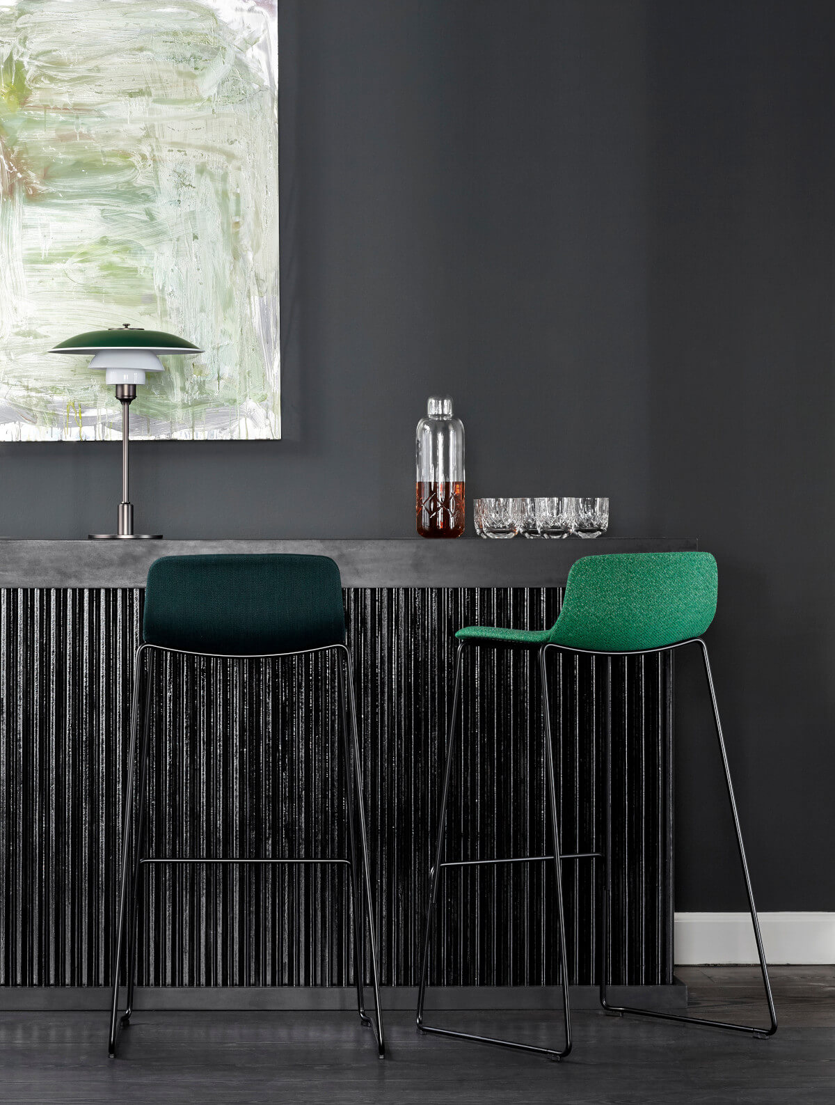 Louis Poulsen PH 3/2 Tischleuchte aus Metall mit ikonischem Dreischirmsystem für blendfreies, warmes Licht.