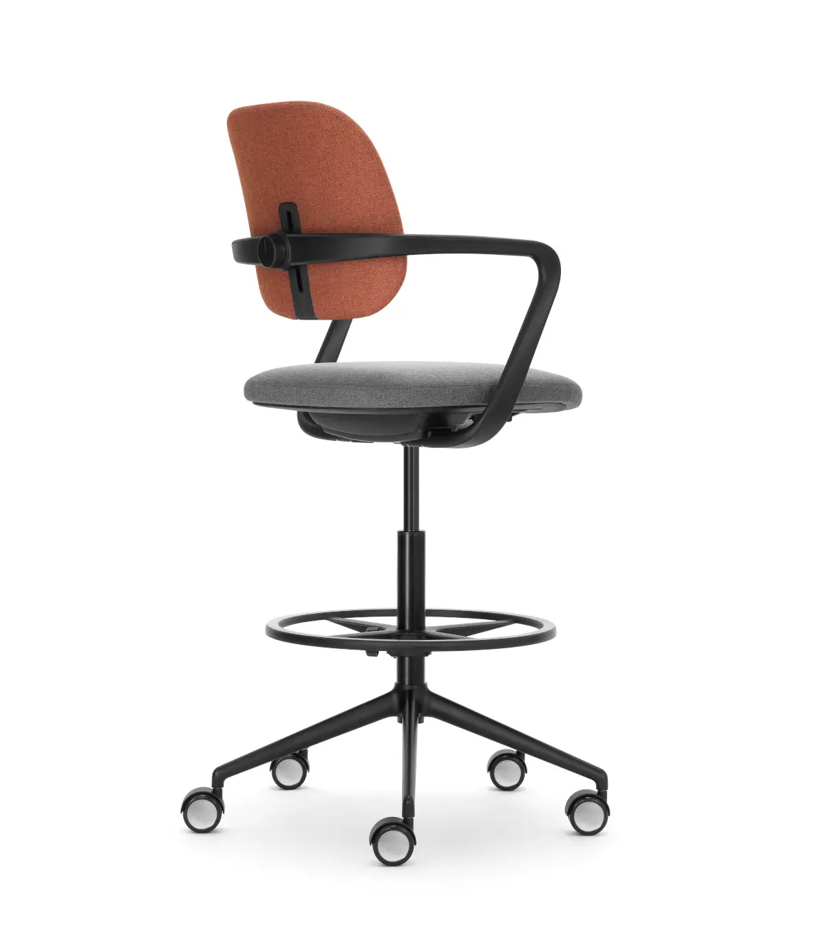 Girsberger Ategra High Stool mit Fußring und Rollen für ergonomisches Arbeiten an erhöhten Arbeitsplätzen.