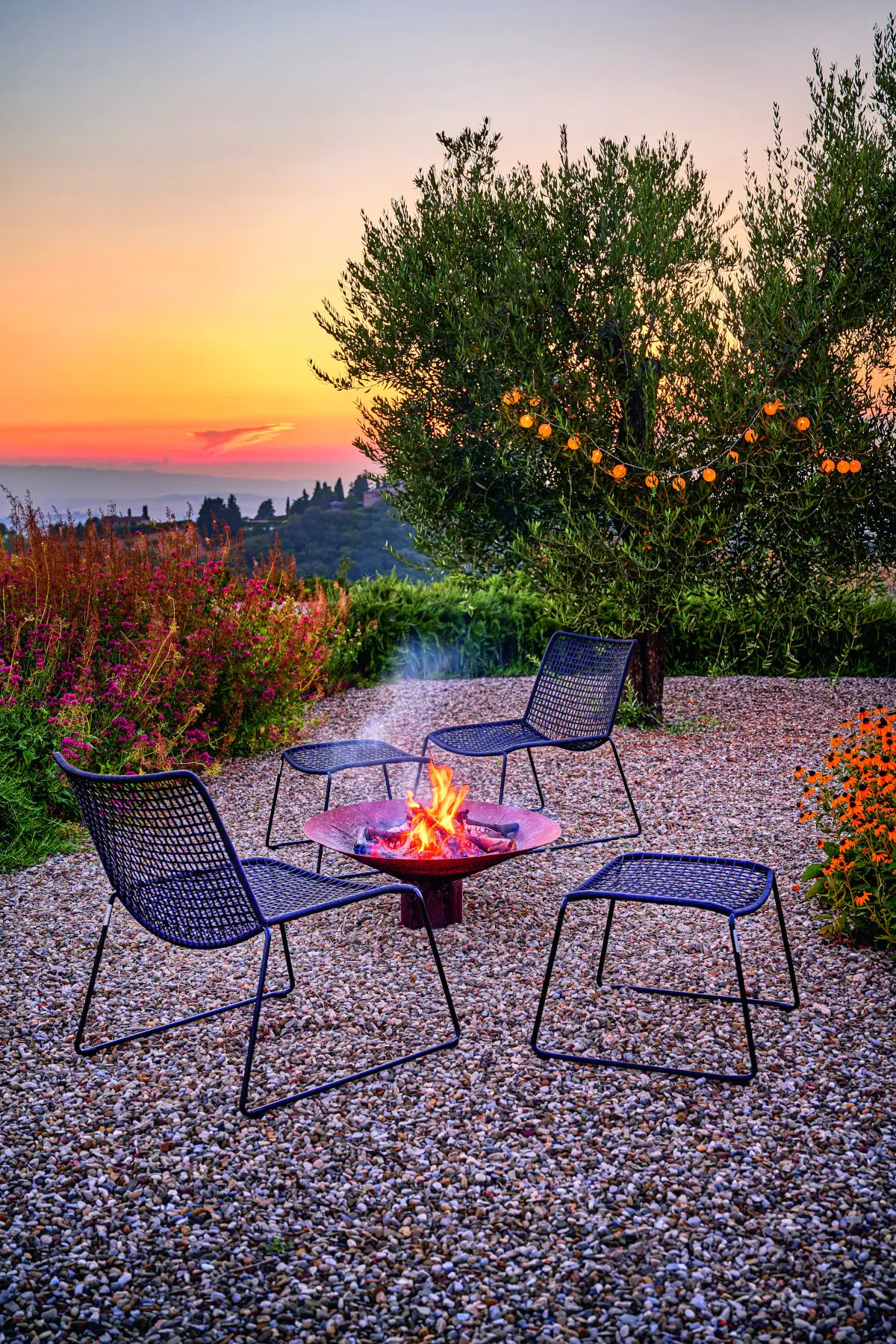 Weishäupl Slope Loungesessel mit passendem Slope Hocker in Schwarz als moderne Outdoor-Lounge für Garten und Terrasse.