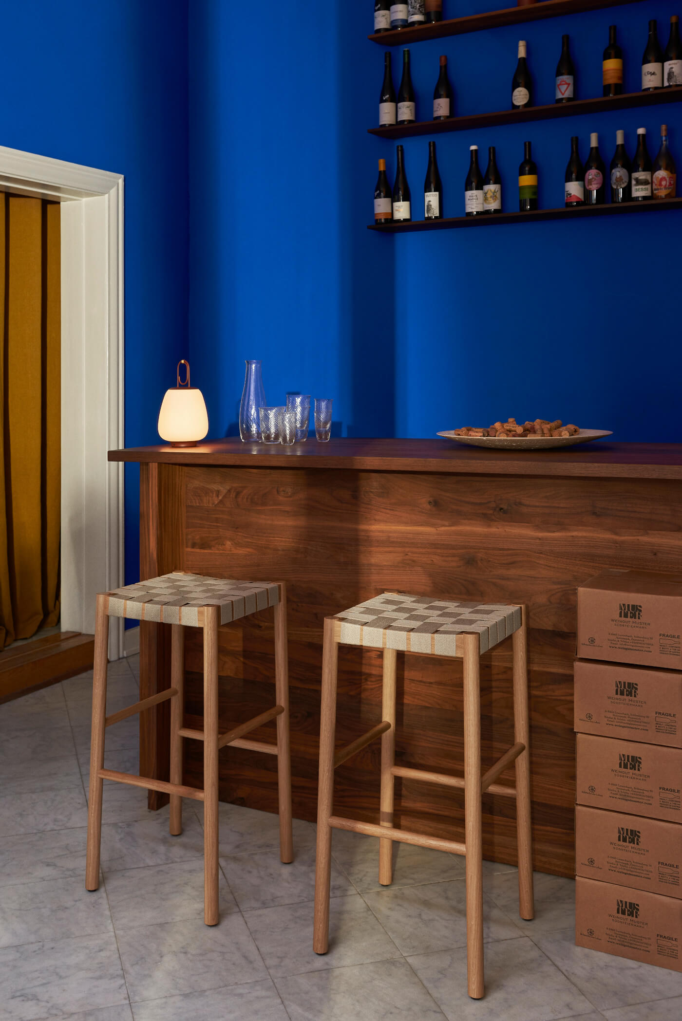 &Tradition Betty TK8 Barhocker im modernen Wohnbereich, elegant, stabil und stilvoll – dänisches Design für Bar oder Küche