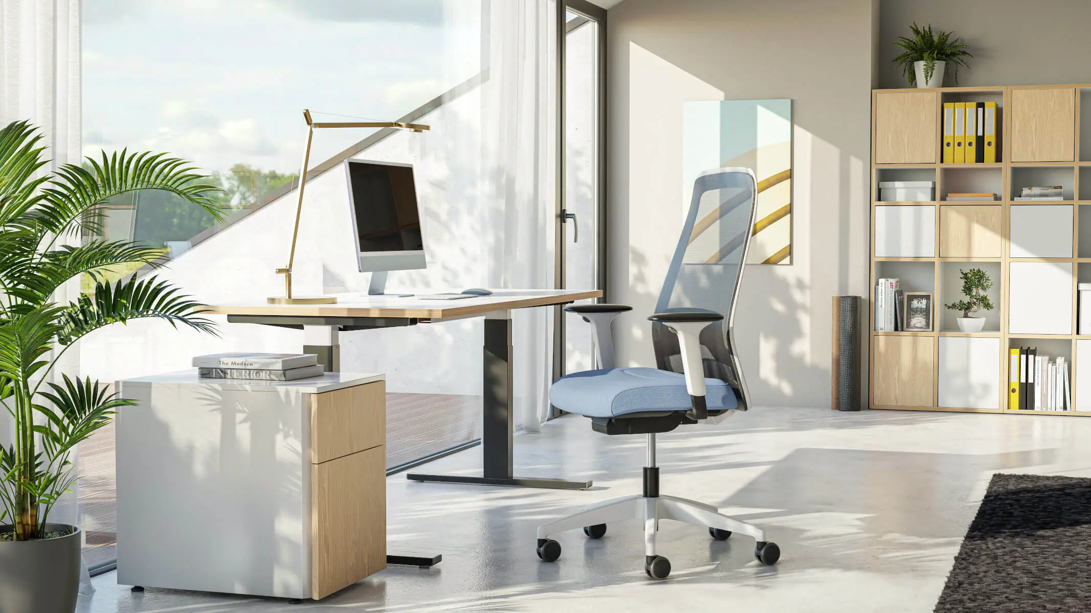 Interstuhl EVERYis1 EV212 Bürodrehstuhl in Blau an einem modernen Homeoffice-Arbeitsplatz