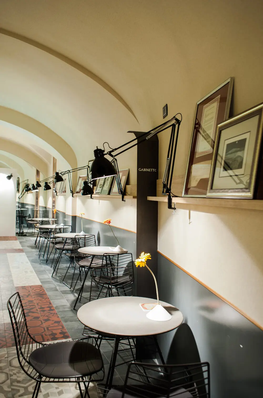 Arper Leaf Bistrotisch mit runder Tischplatte, filigranem Metallgestell und feinen Querstreben für stilvolle Cafébereiche.