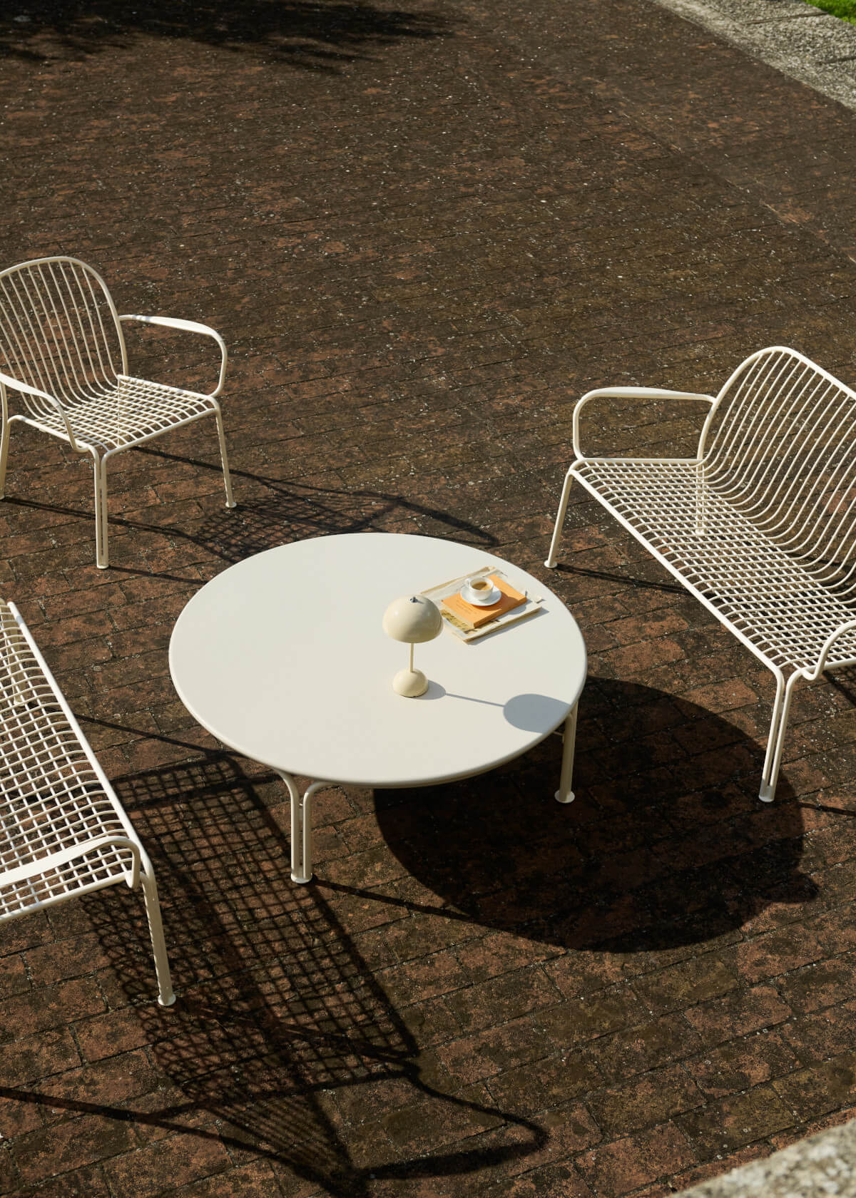 &Tradition Thorvald SC109 Couchtisch ivory, runder Tisch aus pulverbeschichtetem Stahl, skandinavischer Stil