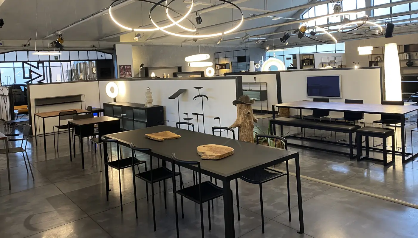 zeus-designmoebel-showroom-italien.webp?width=3000