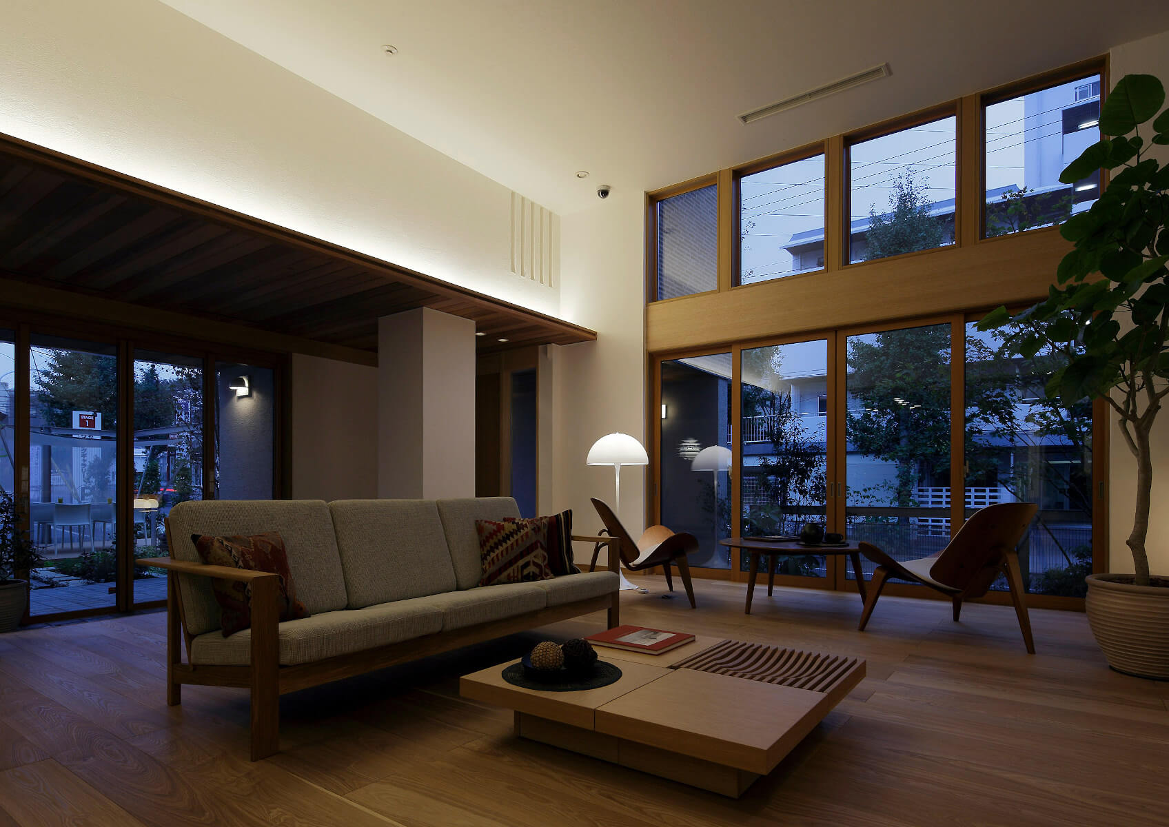 Panthella Stehleuchte von Louis Poulsen, moderne LED-Stehlampe mit sanftem, warmem Licht für Wohnzimmer und Büro.