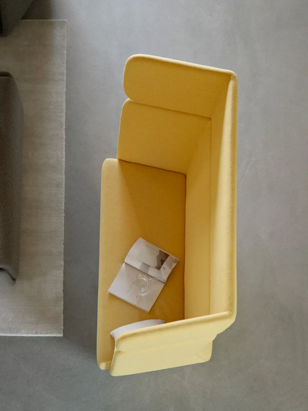 Softline Basket Sofa Hoch in Gelb aus erhöhter Perspektive mit hoher Rückenlehne, seitlichen Polsterwangen und breiter Sitzfläche.