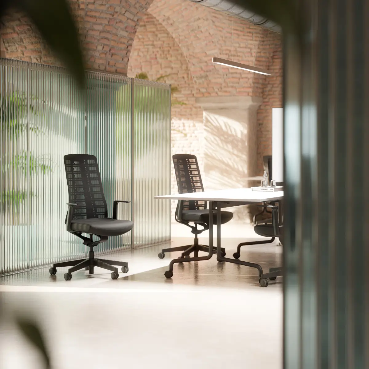 Interstuhl PUREis3 PU113 Bürodrehstuhl an einem modernen Arbeitsplatz im Büro