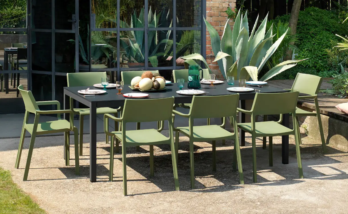 gartenstuehle-terrasse-esstisch-aussenbereich.webp?width=3000