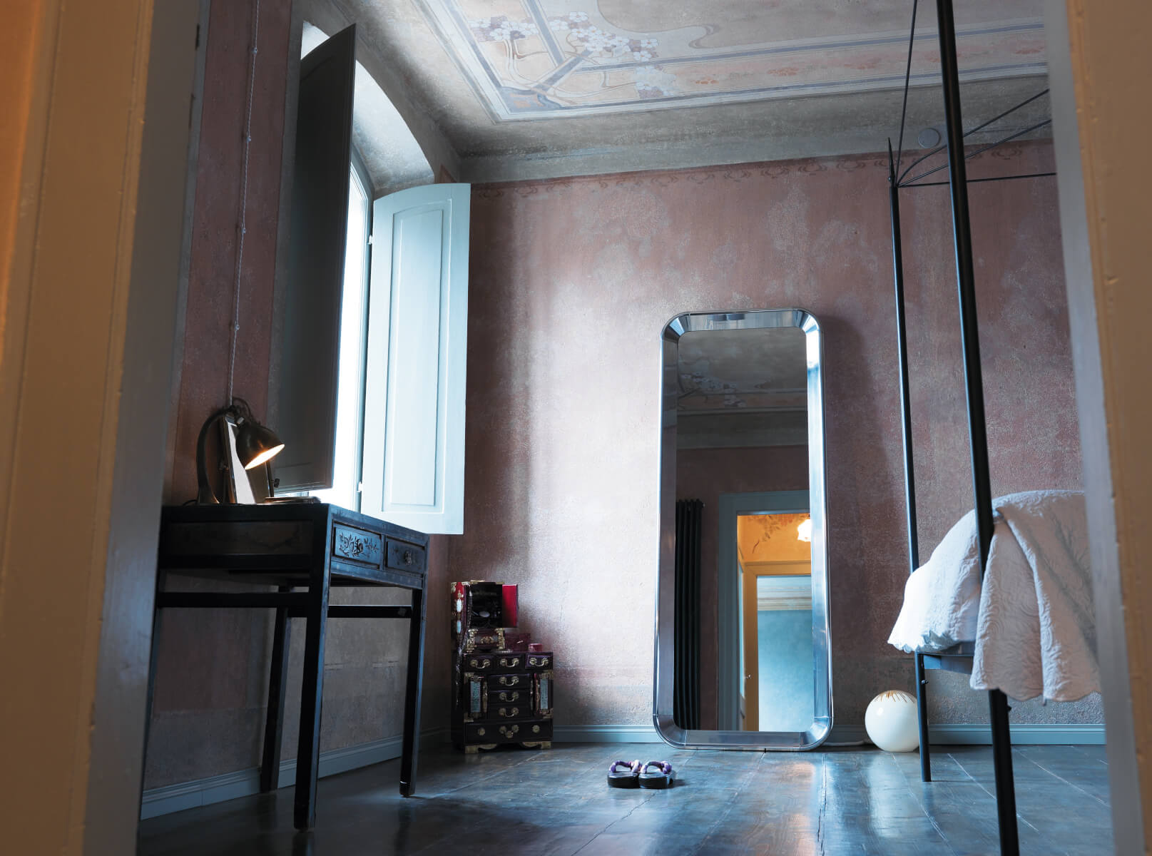 Magis Déjà-vu Wandspiegel aus Italien, elegant und funktional – ideal für Flur, Wohnzimmer oder Büro