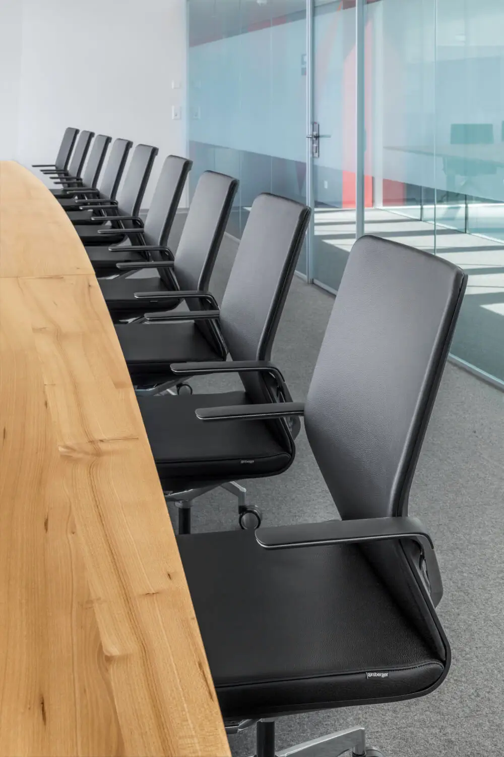 Girsberger Linq Bürostühle als komfortable Sitzlösung für moderne Konferenzräume