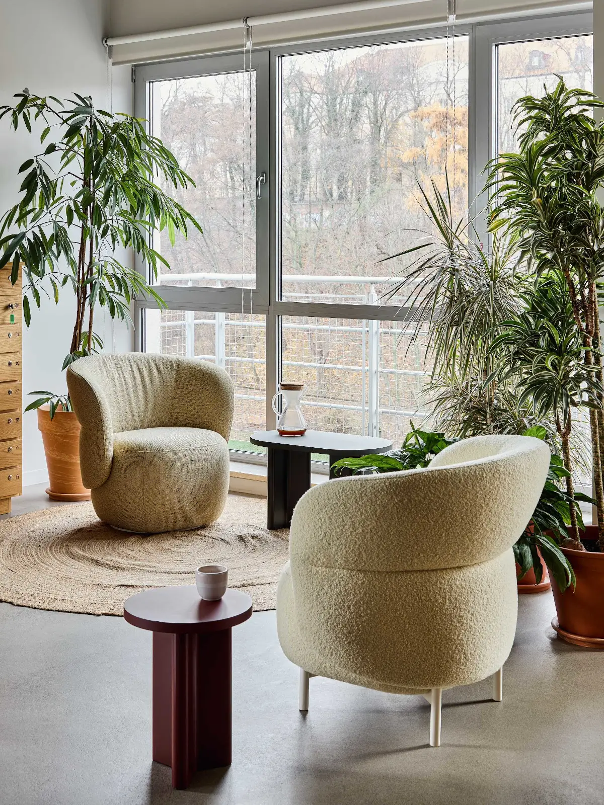 Noti Cactus Beistelltisch Ø 32 cm zwischen gepolsterten Sesseln in einer hellen Lounge