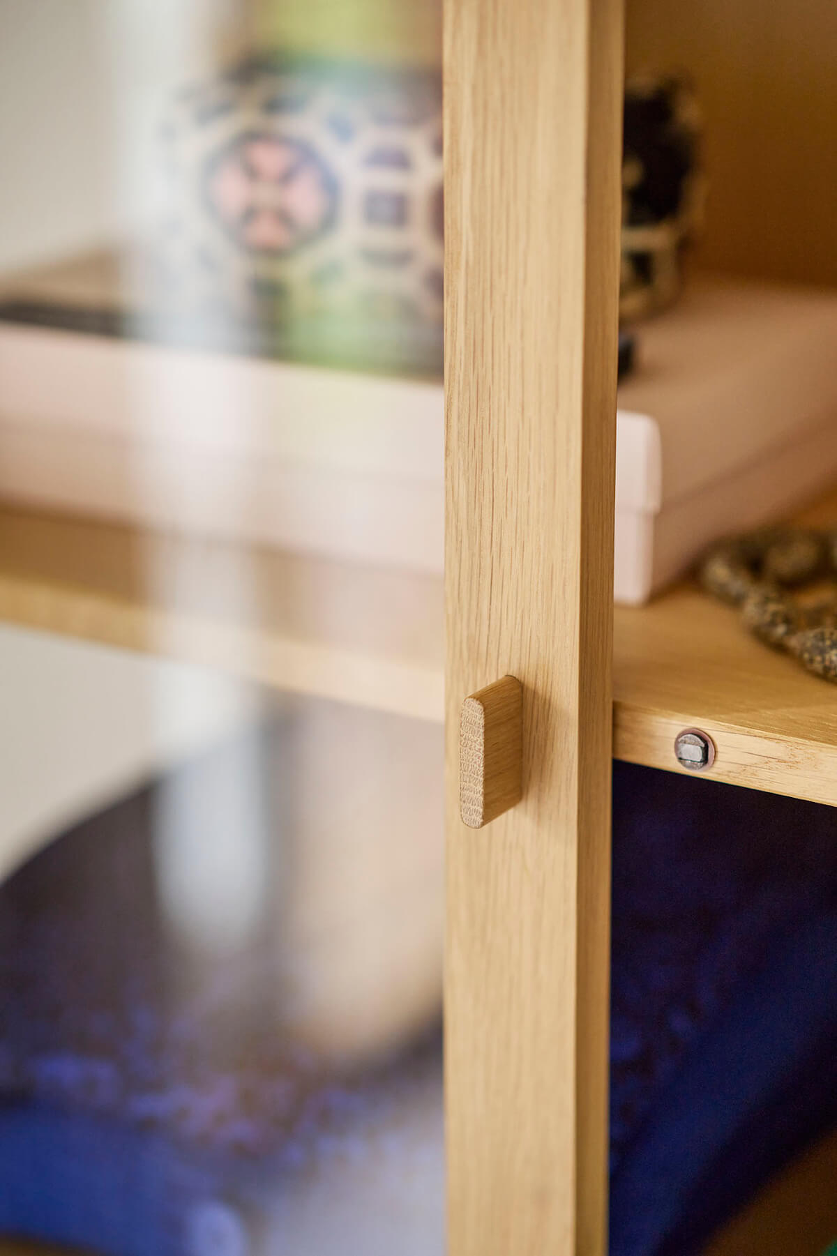 FDB Møbler A90 Boderne Vitrinenschrank, naturgefertigt aus Eiche – eleganter Stauraum im Wohn- oder Esszimmer