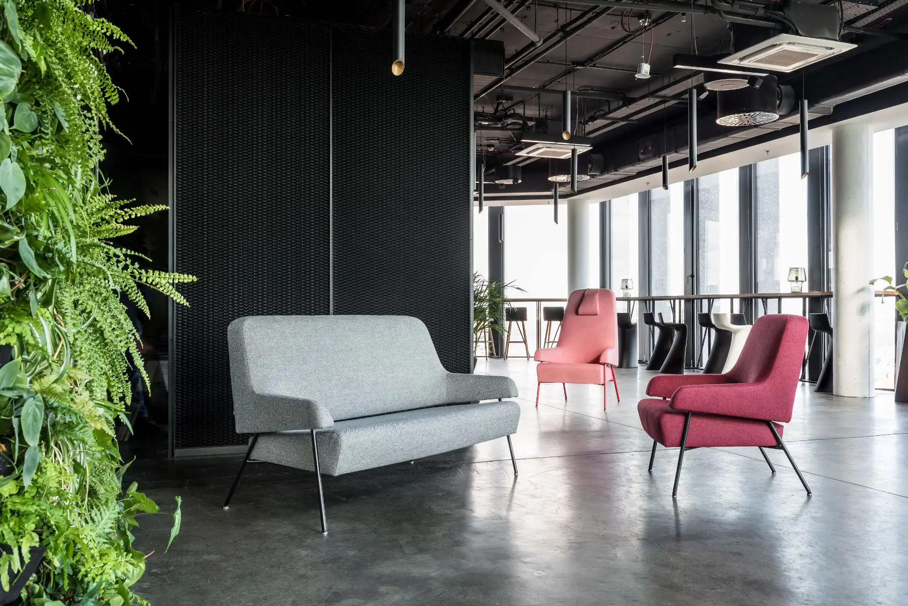Noti Gap Sofa 2-Sitzer in Grau in einem modernen Lounge- und Objektbereich