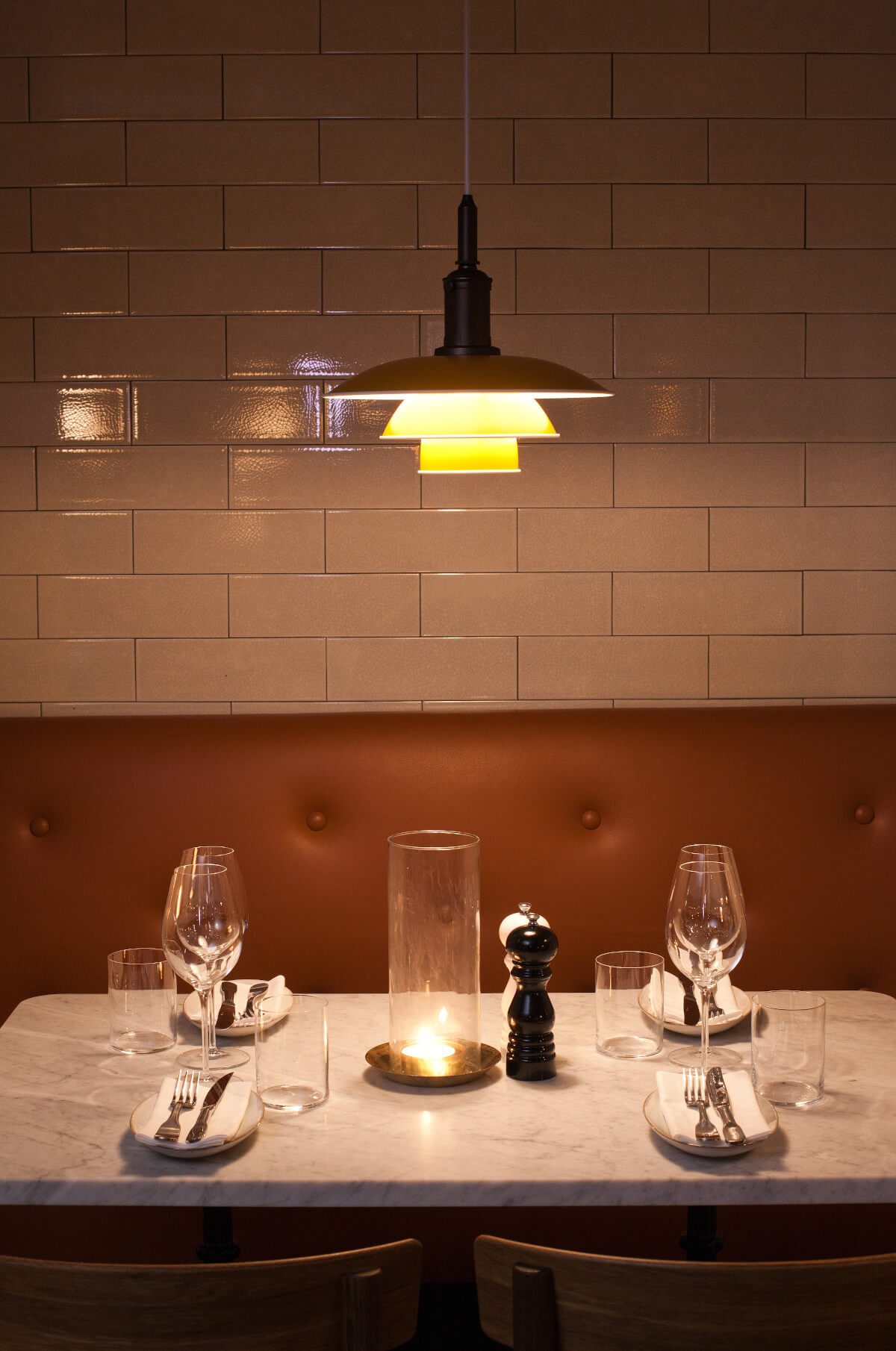 PH 3½-3 Metall Pendelleuchte von Louis Poulsen, ikonisches Design und hochwertige Materialien für perfekte Lichtakzente.