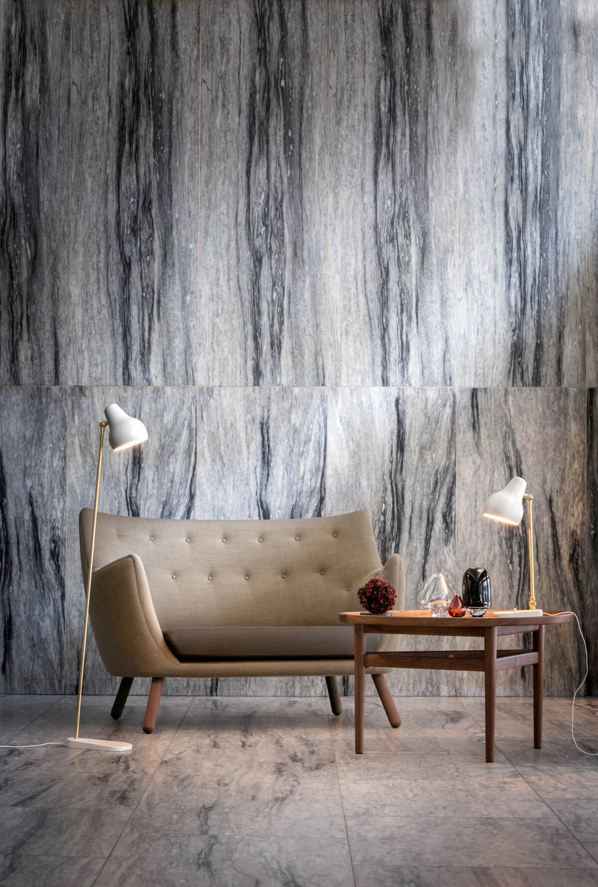 Louis Poulsen VL 38 Tischleuchte mit Metallfuß und dimmbarem Licht für perfektes Lichtambiente.