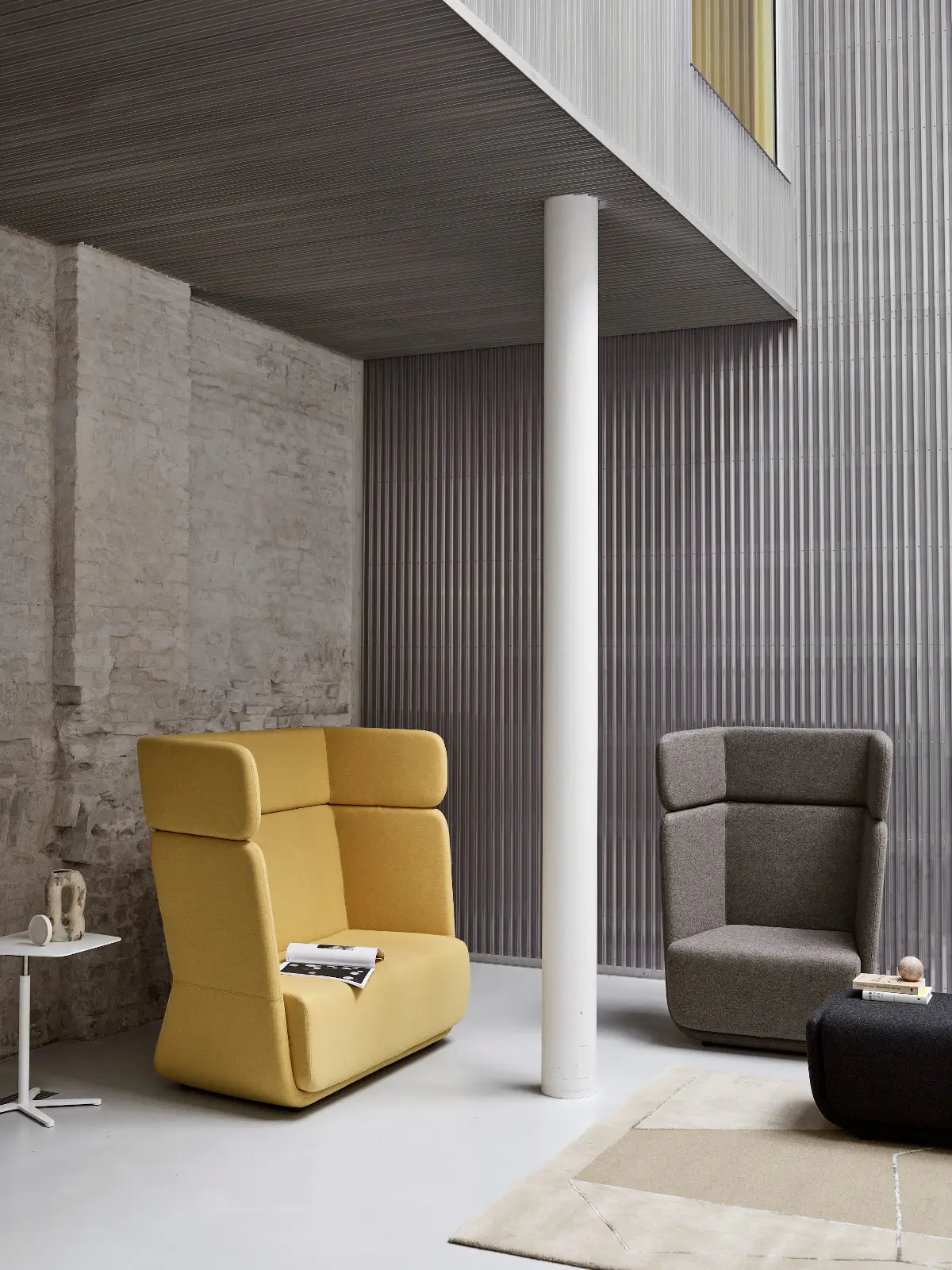 Softline Basket Sofa Hoch in Gelb zusammen mit einem grauen Basket Sessel Hoch und Hocker in einem modernen Wohnambiente.