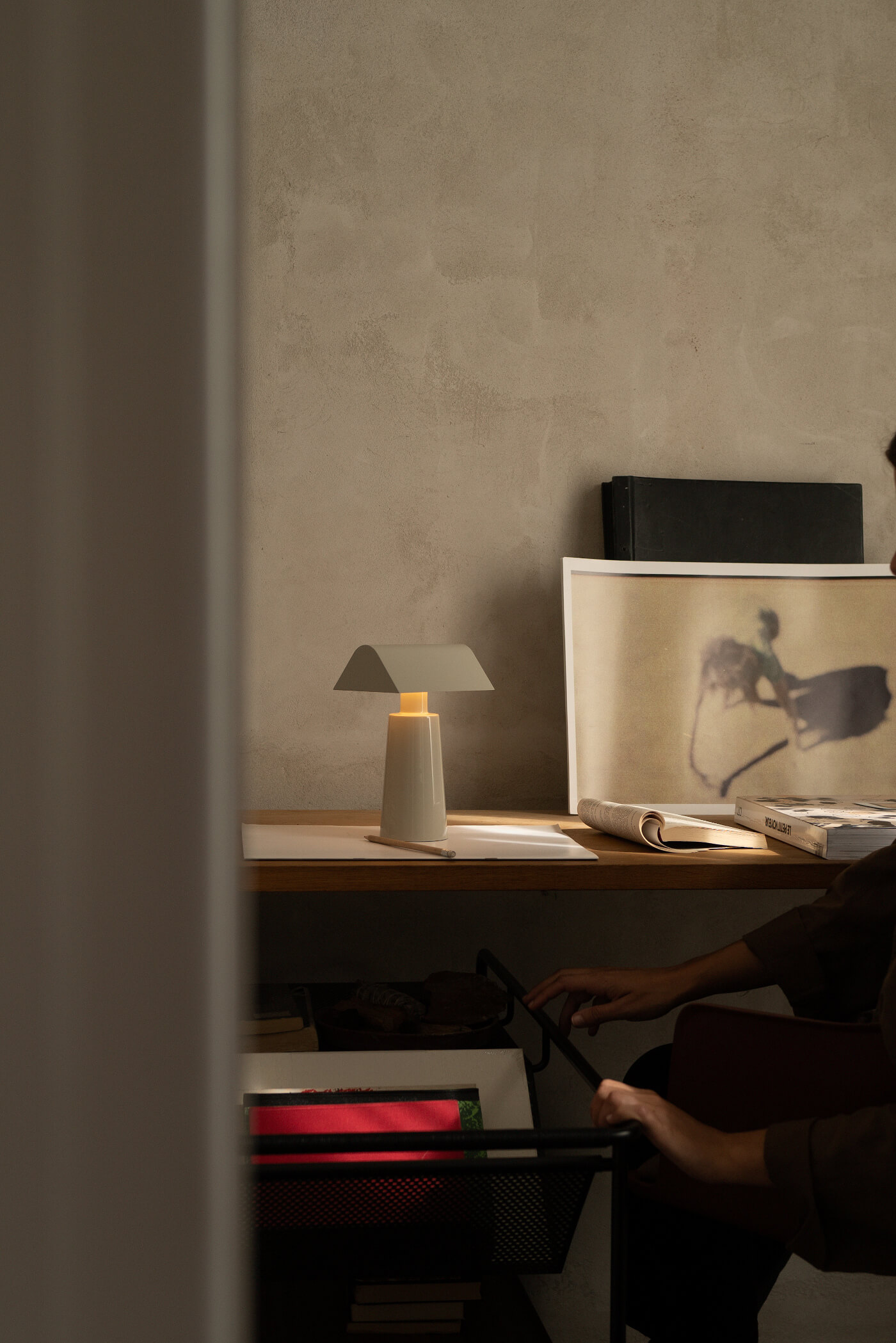 &Tradition Caret MF1 LED Leuchte mobil einsetzbar stilvoll auf Sideboard oder Nachttisch modernes Design