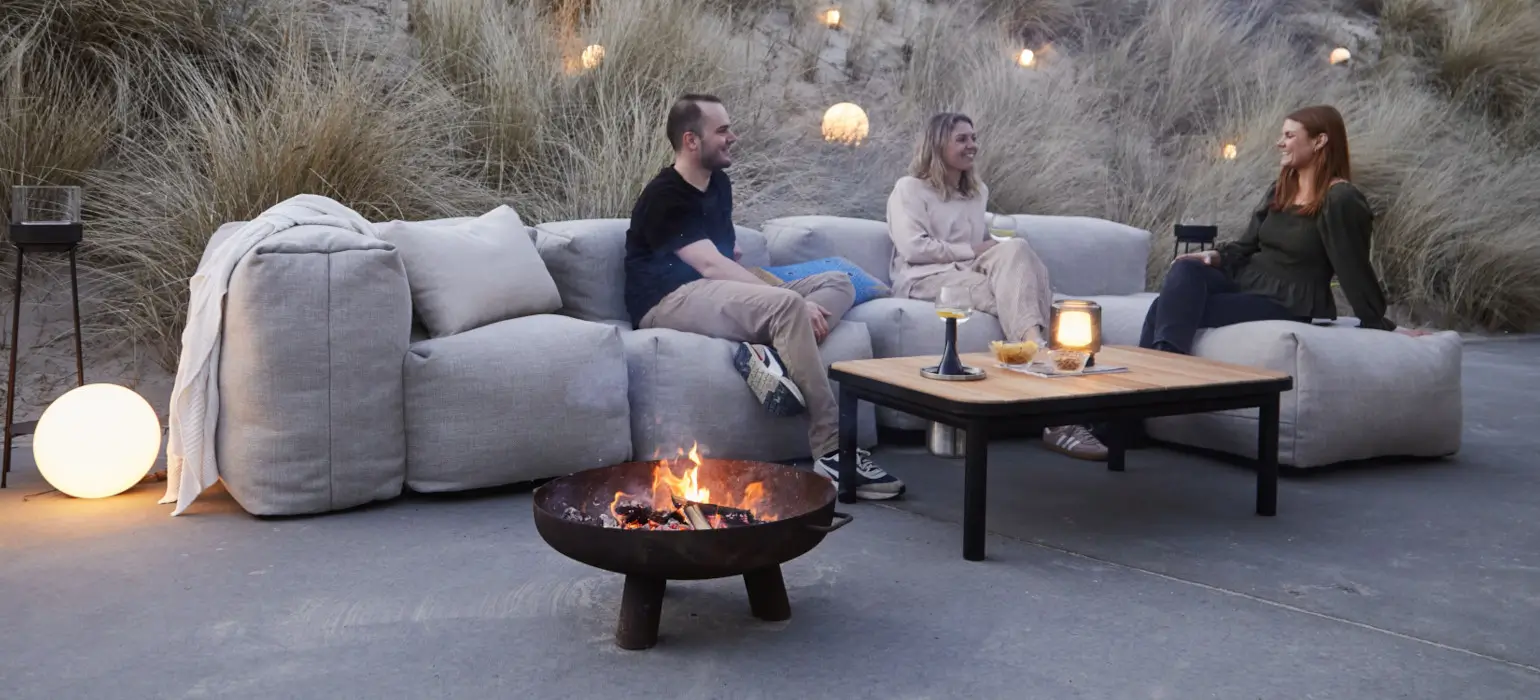 designer-outdoor-moebel-lounge-feuerstelle.webp?width=3000