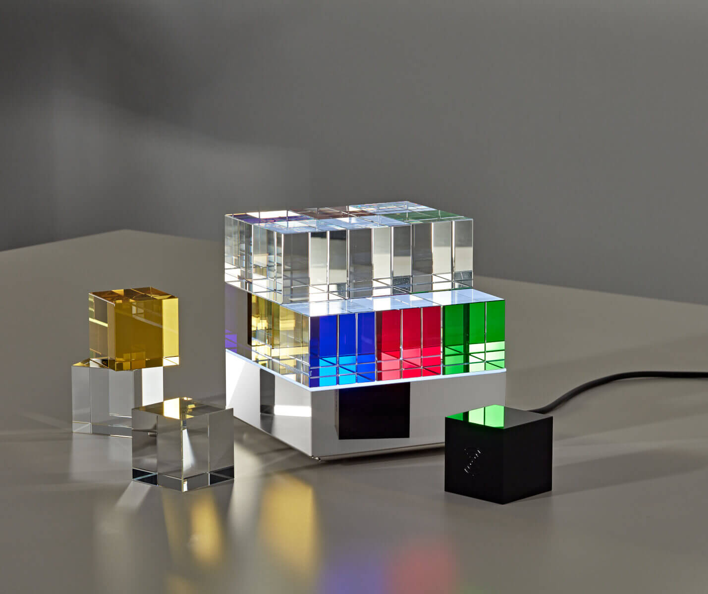 Kombination farbiger Glaswürfel bei der Tecnolumen Cubelight Move MSCL 3 Tischleuchte im Aufbau