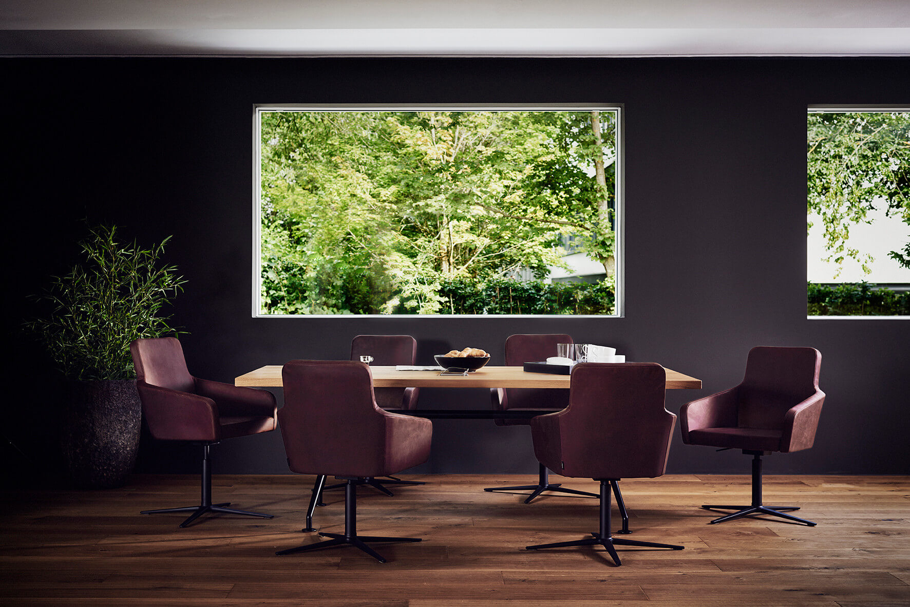 Schwarzer Wagner W-Cube 1 Sessel mit stabilem 5-Strahl-Gestell aus Aluminium, elegantes Design und hoher Sitzkomfort