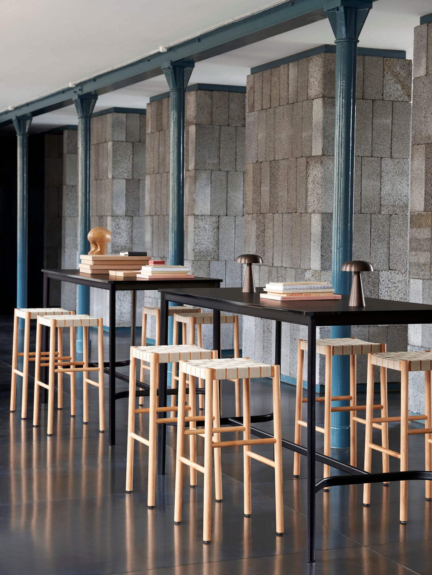 Betty TK8 Barhocker von &Tradition, ergonomisch und stilvoll – modernes Ambiente für Bar oder Lounge