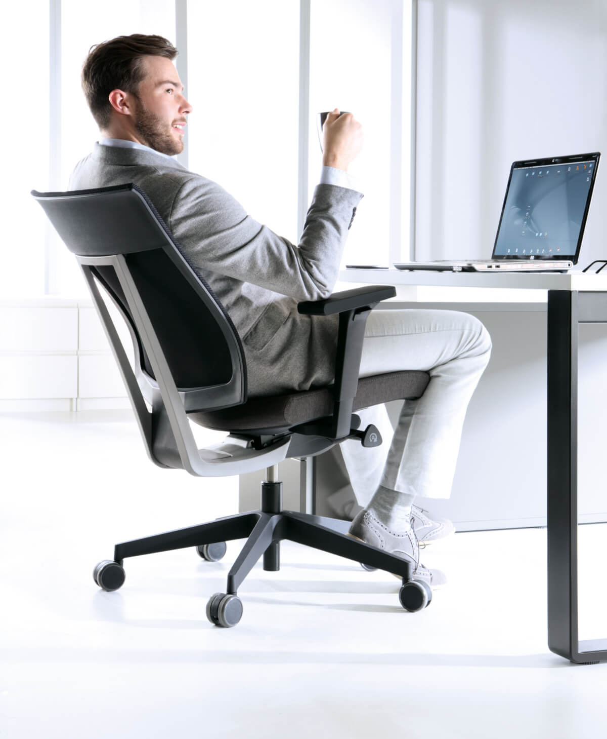 Komfortabler Bürodrehstuhl mit Netzstruktur für optimale Belüftung und ergonomische Unterstützung im Arbeitsalltag