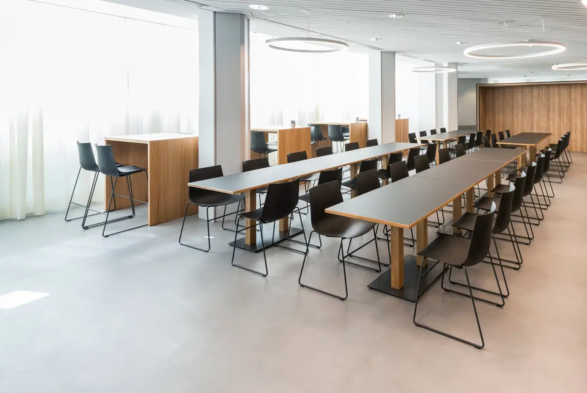 Girsberger Nava Drehstühle mit Rollen für flexible Sitzmöglichkeiten an Besprechungs- und Arbeitstischen.