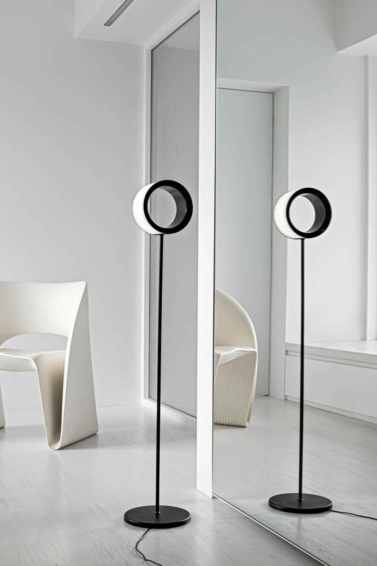 Moderne Magis Lost LED Stehleuchte, flexibel platzierbar, elegant und hochwertig – Made in Italy