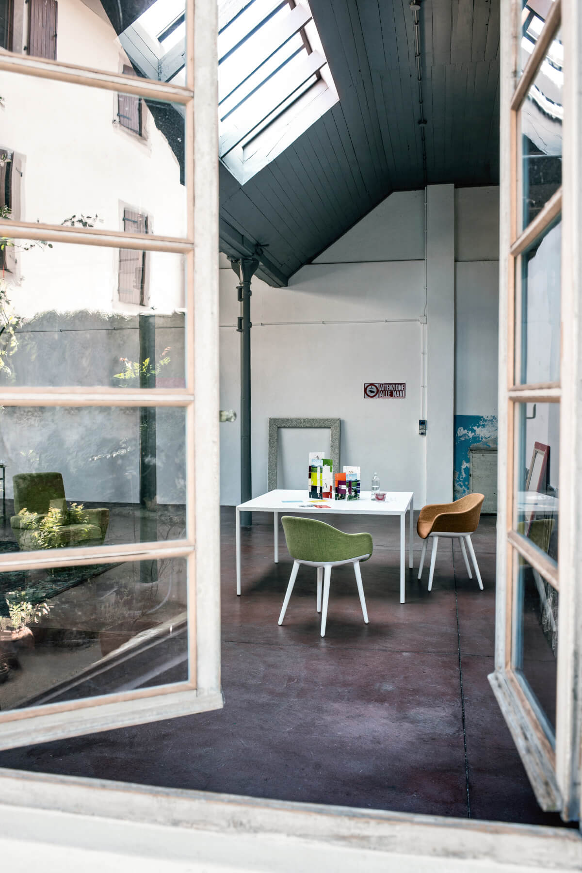 Magis Cyborg Lady Stuhl im eleganten Wohnbereich, robust, komfortabel, innovatives Design mit italienischer Qualität