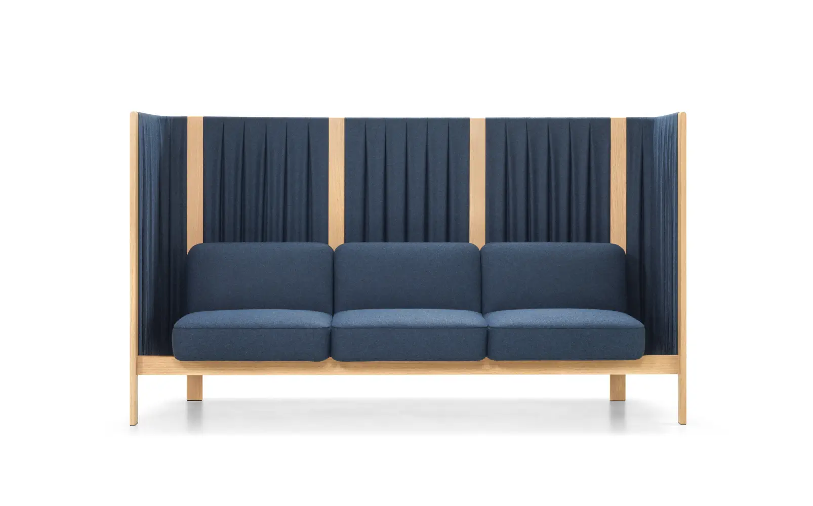 Girsberger Velum Highback Sofa 3-Sitzer mit großzügiger Polsterung und hohen gepolsterten Seitenwänden.