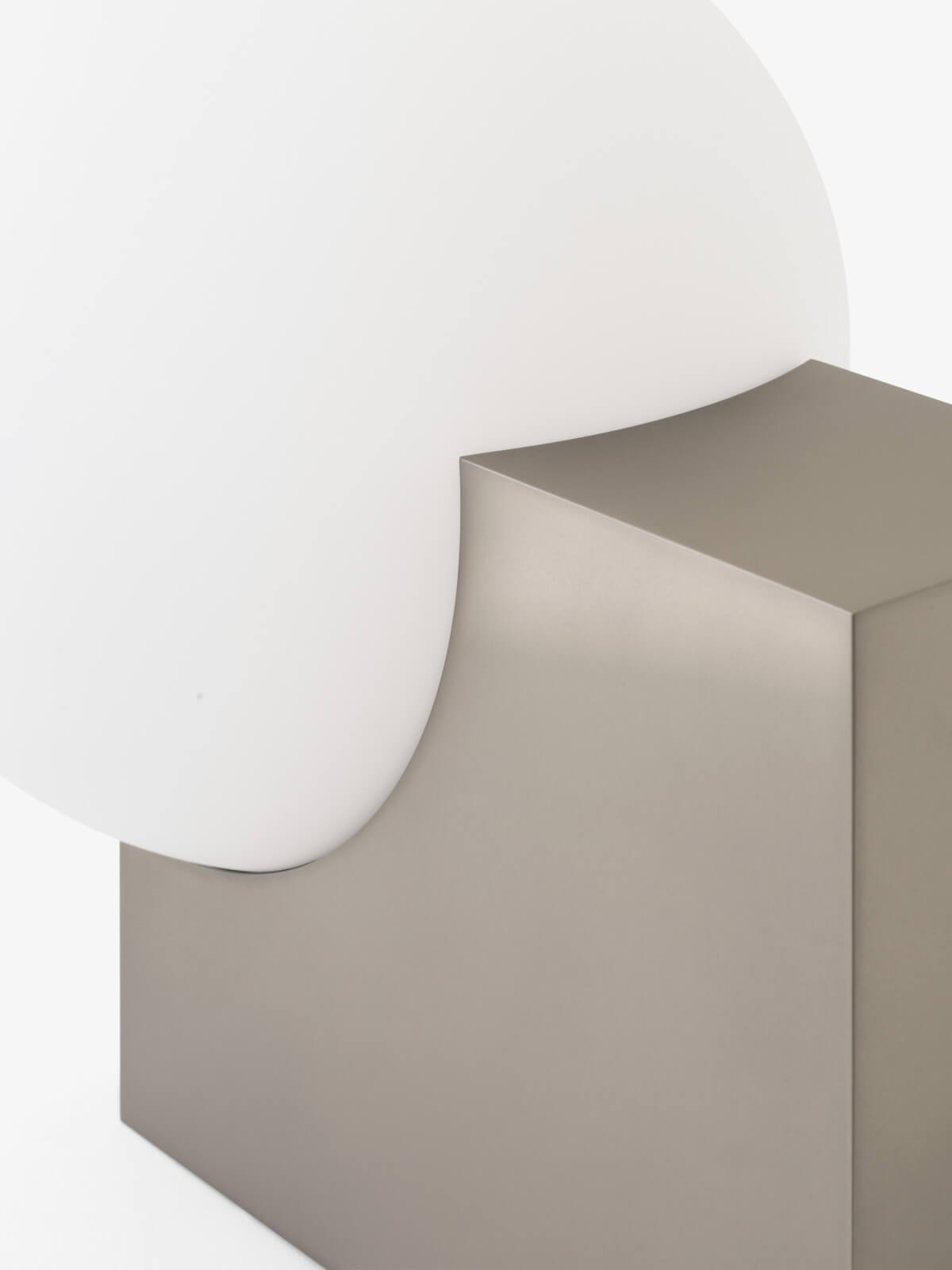 &Tradition Journey SHY4 Stehleuchte aus gebürstetem Stahl, elegante Lichtlösung mit skandinavischem Designstil