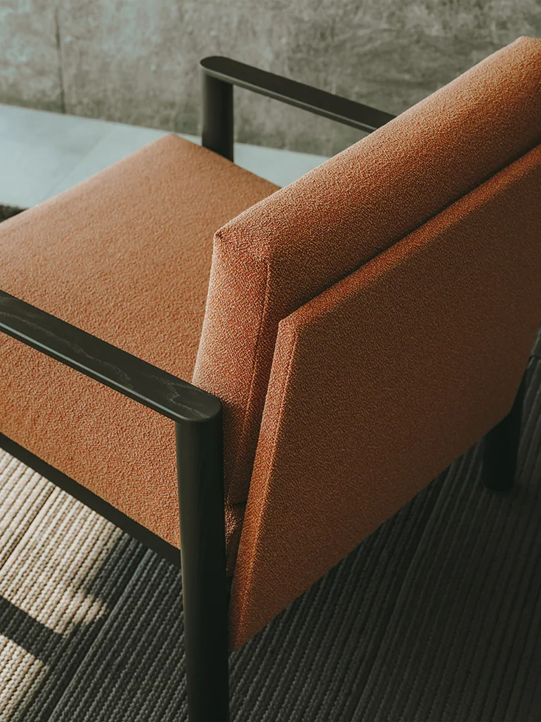 Detailansicht der Armlehne und des Gestells vom Lapalma 10:30 Sessel