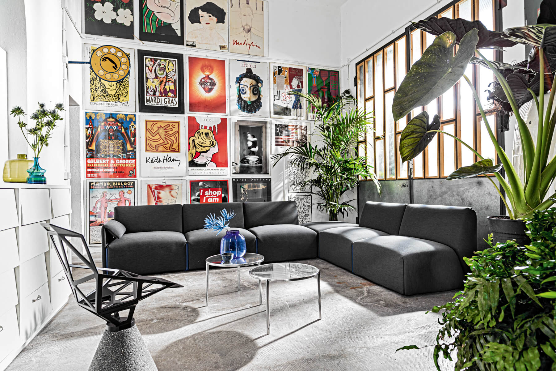 Magis Chair_One mit Zementsockel im stylischen Wohnbereich, hochwertig, langlebig und funktional