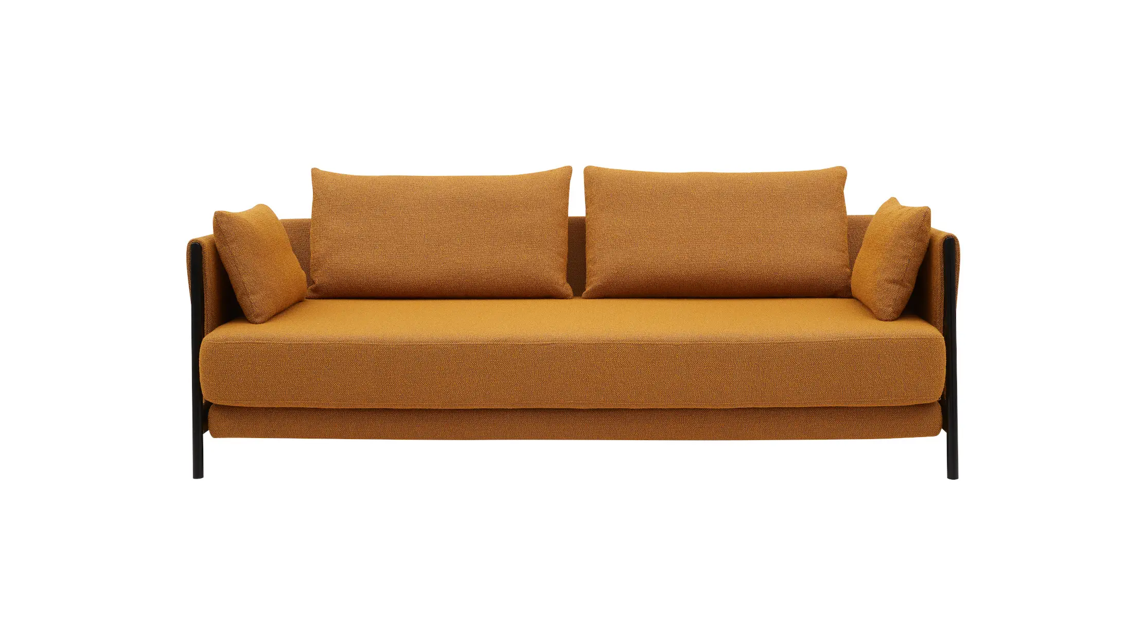 Softline Madison Sofa in Orange in der Vorderansicht mit breiter Sitzfläche, großen Rücken- und Seitenkissen sowie schwarzem Metallgestell.