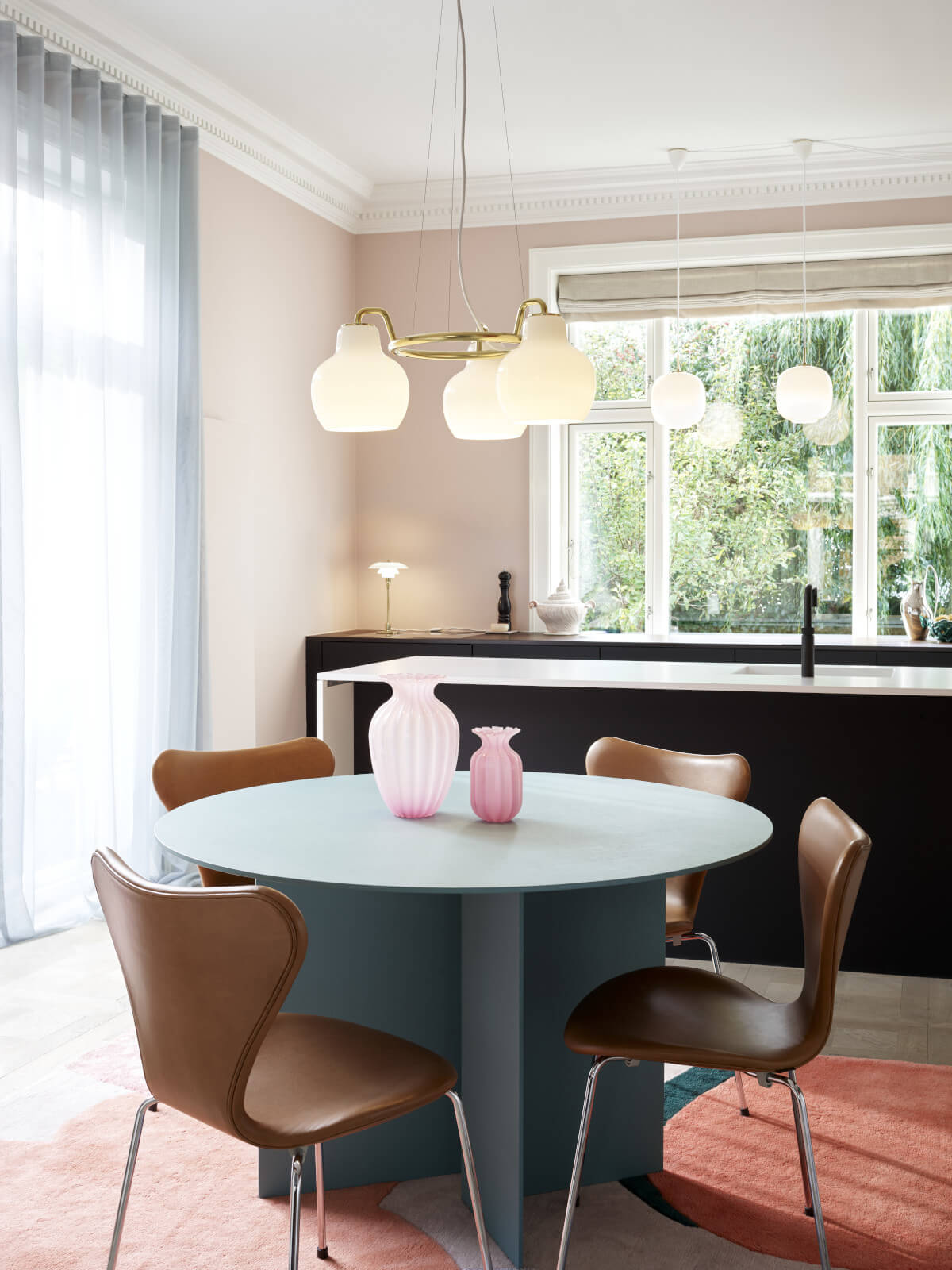 Louis Poulsen VL Ring Crown Pendelleuchte mit opalweißem Glas und klassischem skandinavischen Design.