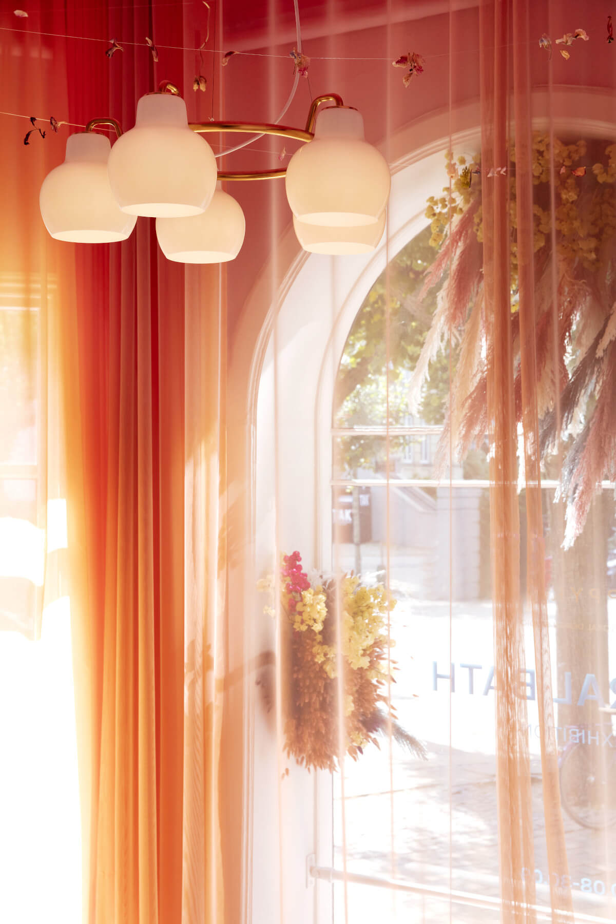 Louis Poulsen VL Ring Crown Pendelleuchte mit mundgeblasenem Opalglas für stilvolle Innenraumbeleuchtung.