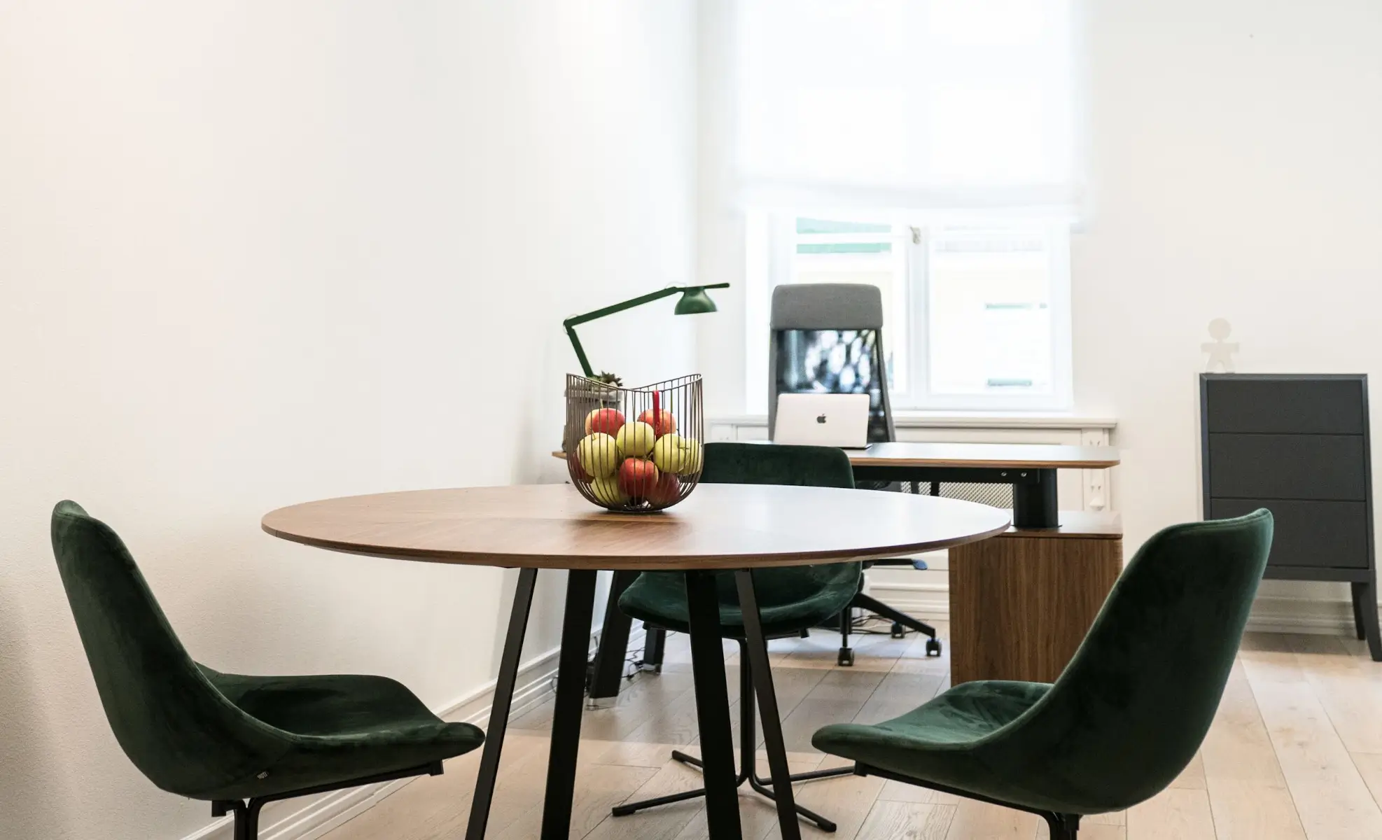 Noti Mishell Stühle mit Kreuzgestell in modernem Büro