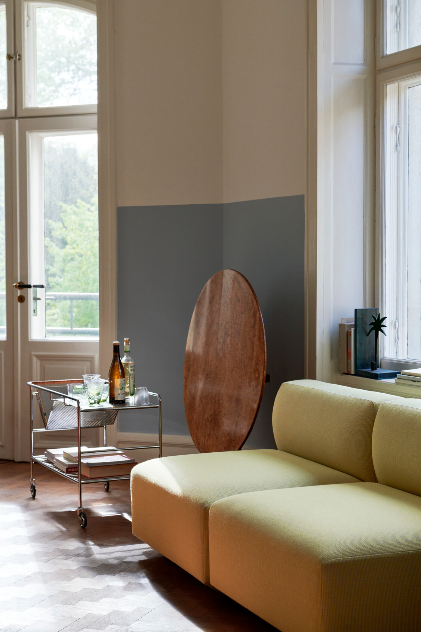 Design-Servierwagen Alima von &Tradition mit hochwertigem Gestell, ideal als rollbare Ablage oder stilvoller Barwagen