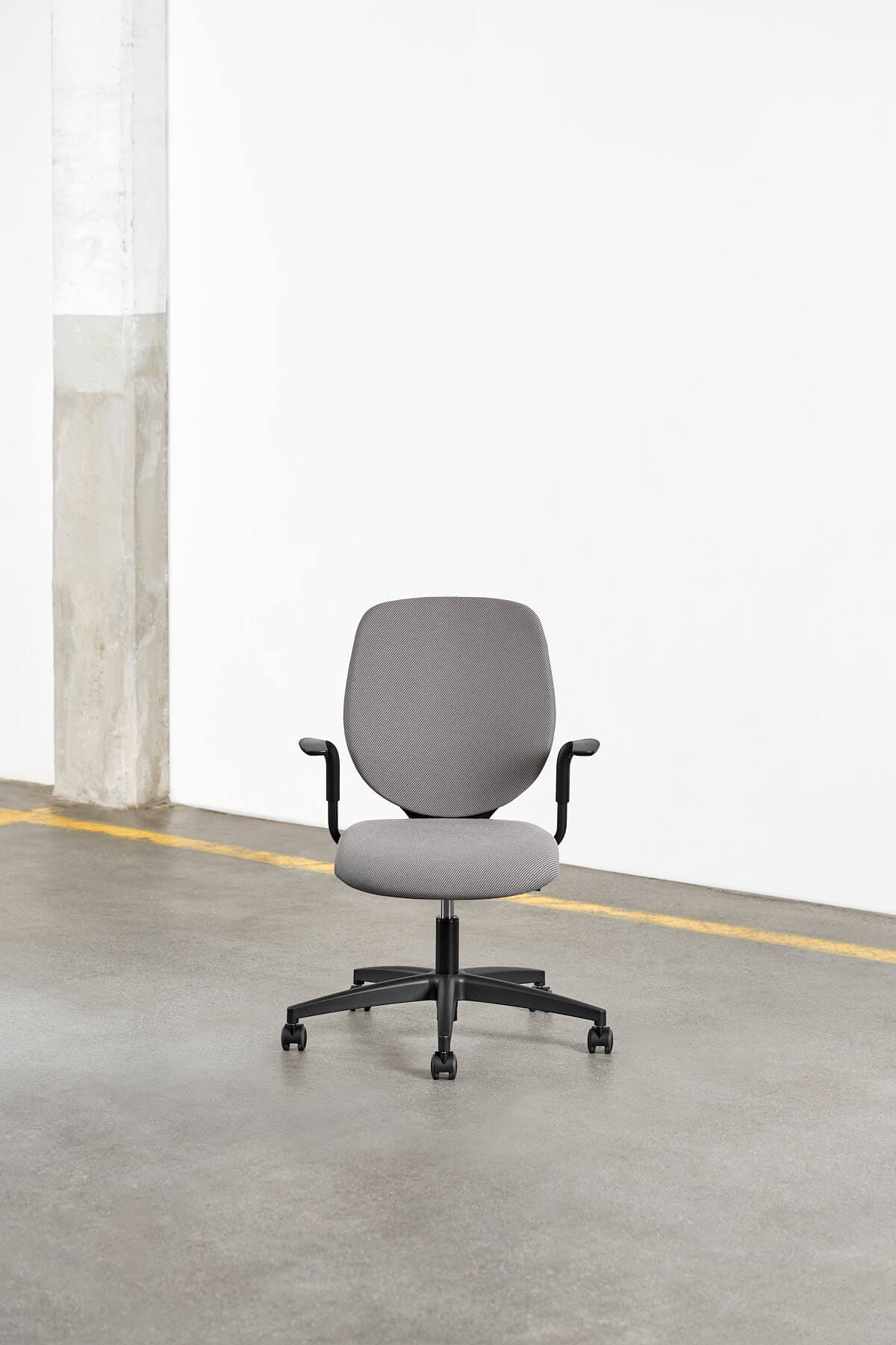 Giroflex 353-3518 Konferenzstuhl mit Polsterrücken, komfortabler Besucherstuhl für Besprechungsräume und modernes Office