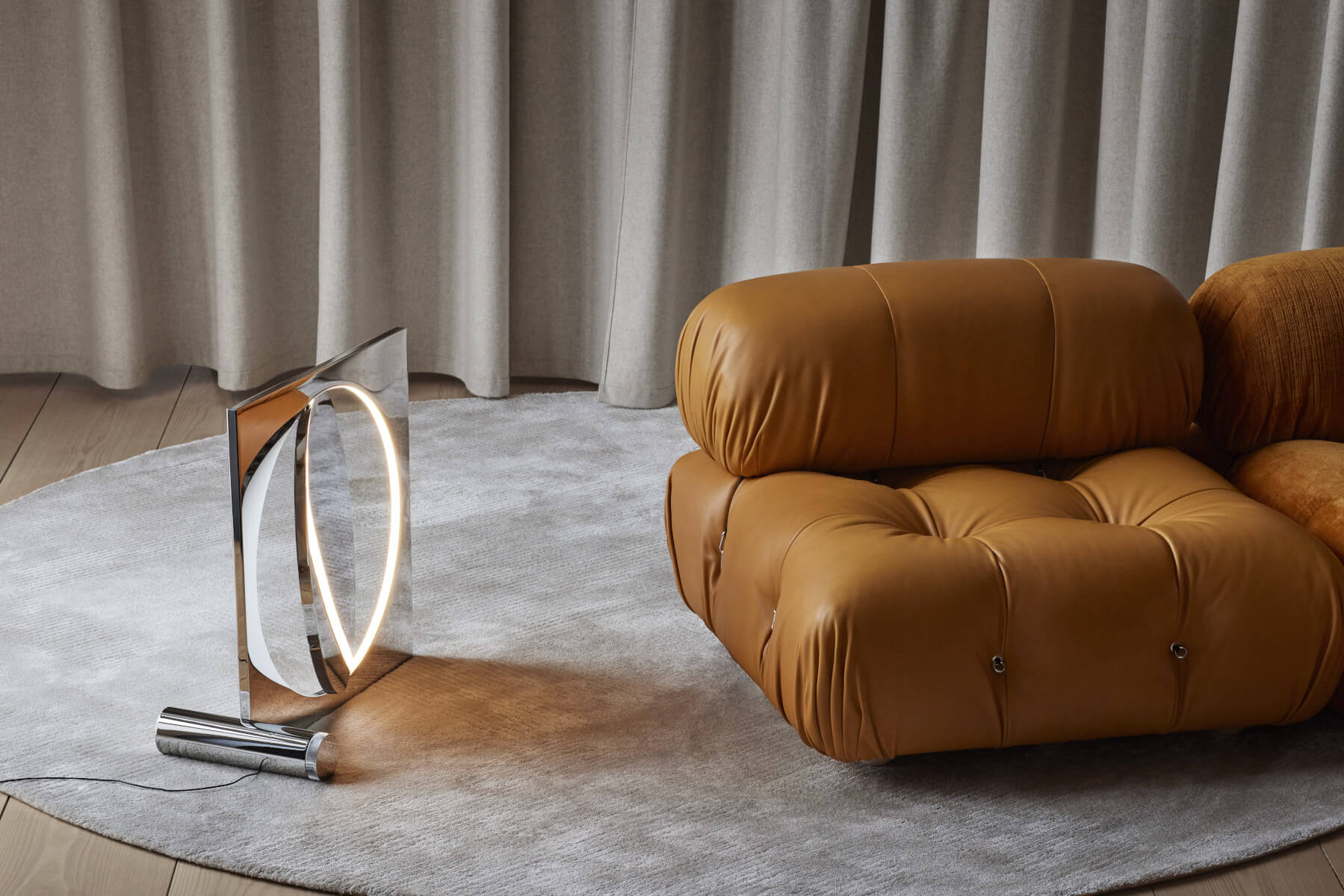 Louis Poulsen Moonsetter Stehlampe mit reflektierendem Scheibenelement für stimmungsvolle Lichtgestaltung.