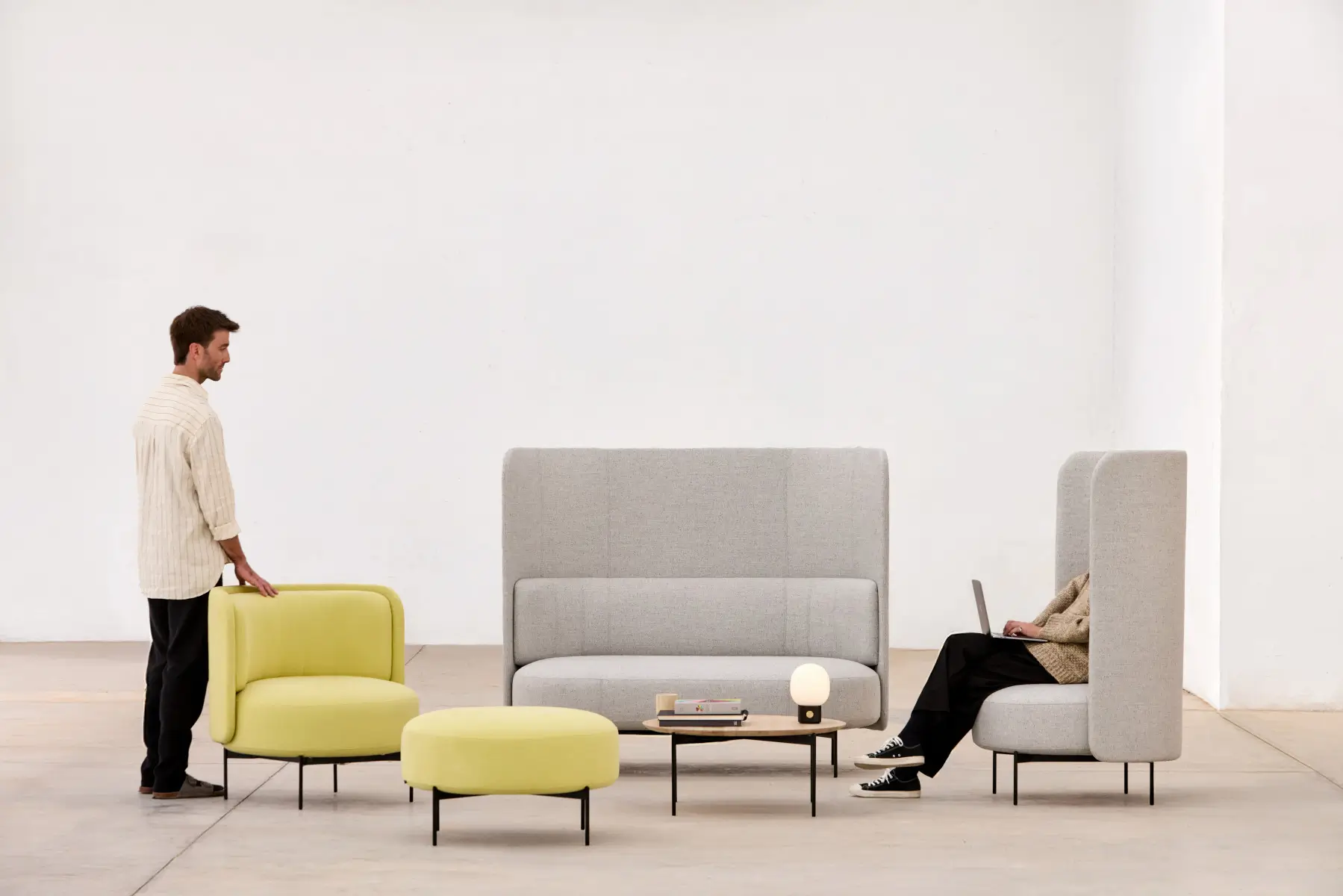 Softline Joe Sofa Hoch in Grau in einer modernen Sitzgruppe mit Joe Sessel, Hocker, Hochlehner-Sessel und Couchtisch.