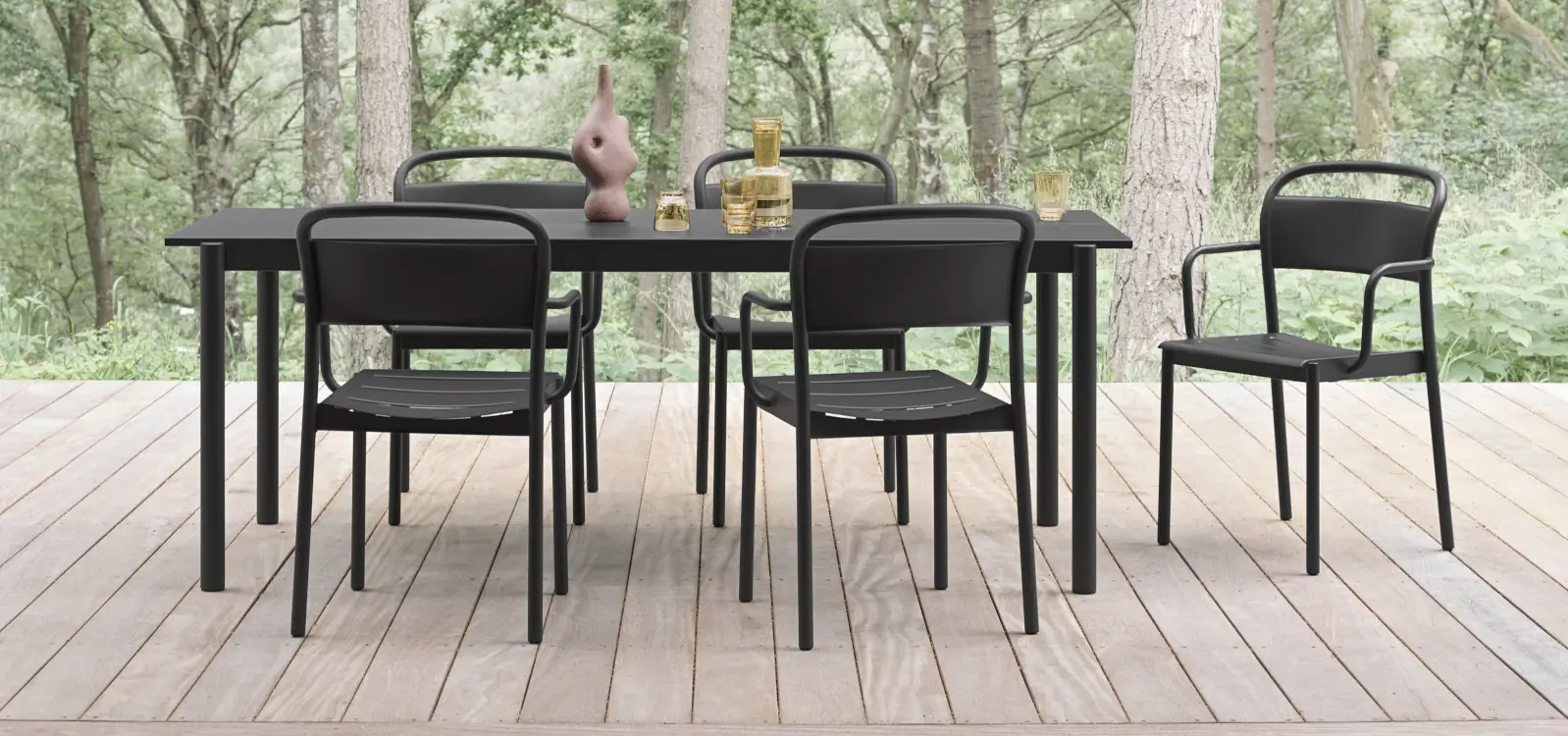 schwarze-gartenstuehle-holzterrasse-aussenbereich.webp?width=3000