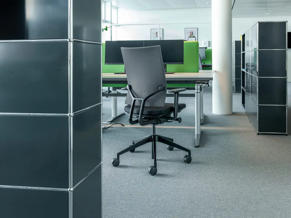 Girsberger Diagon Bürostuhl mit Netzrücken an einem modernen Arbeitsplatz im Büro.