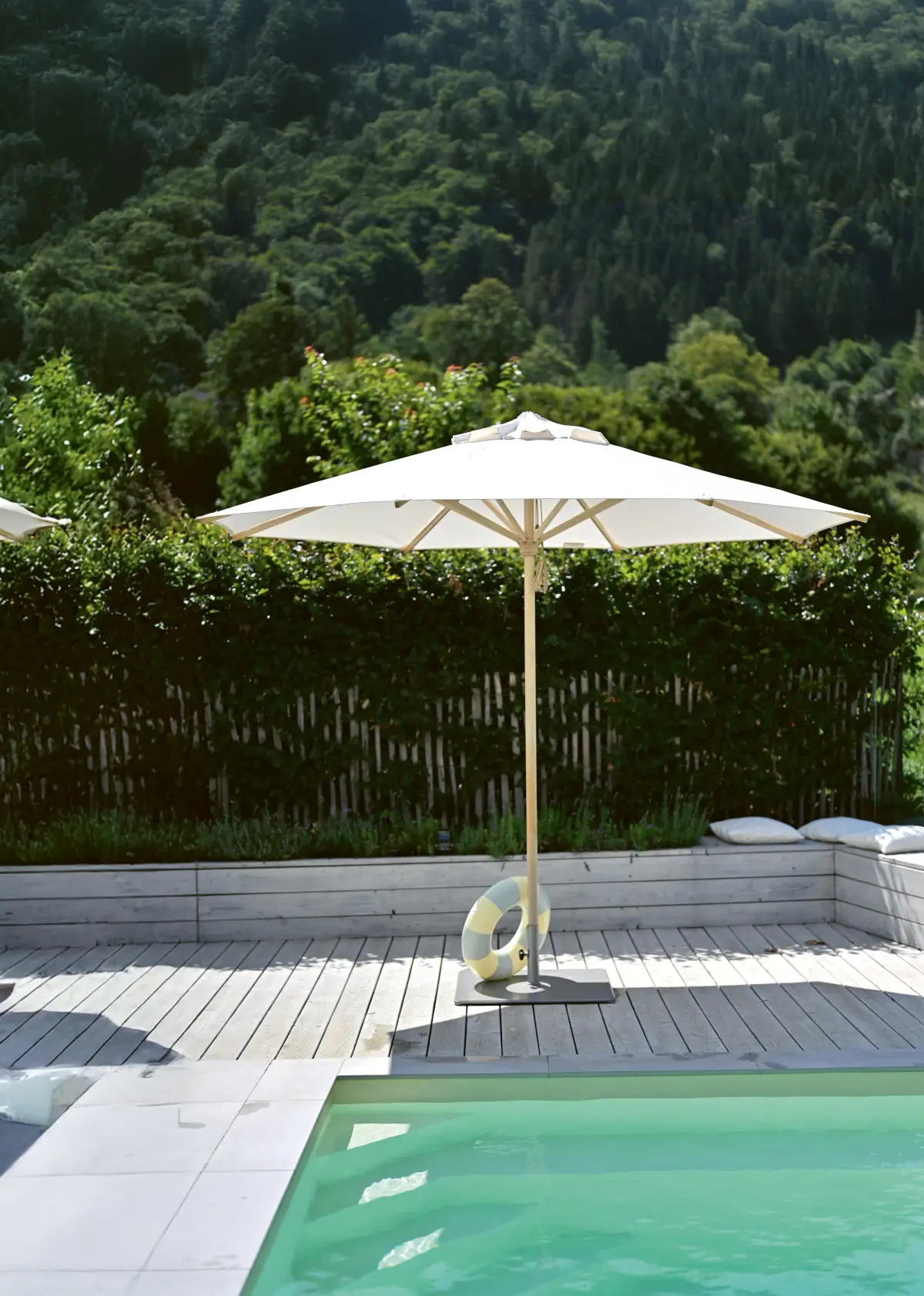 Weishäupl Basicschirm auf einer Terrasse am Pool