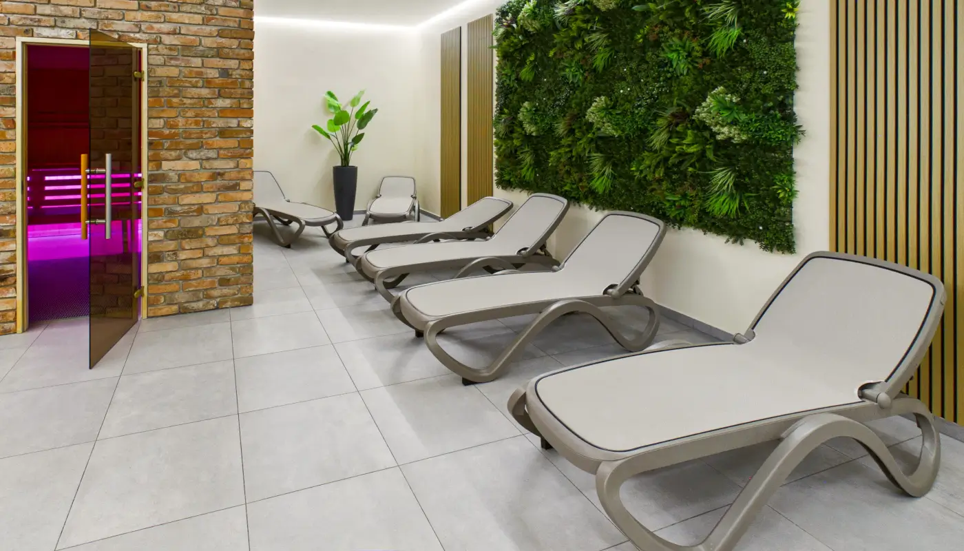 Wellness- und Saunabereich des EASYFITNESS Stein mit Nardi Omega Gartenliegen in Tortora