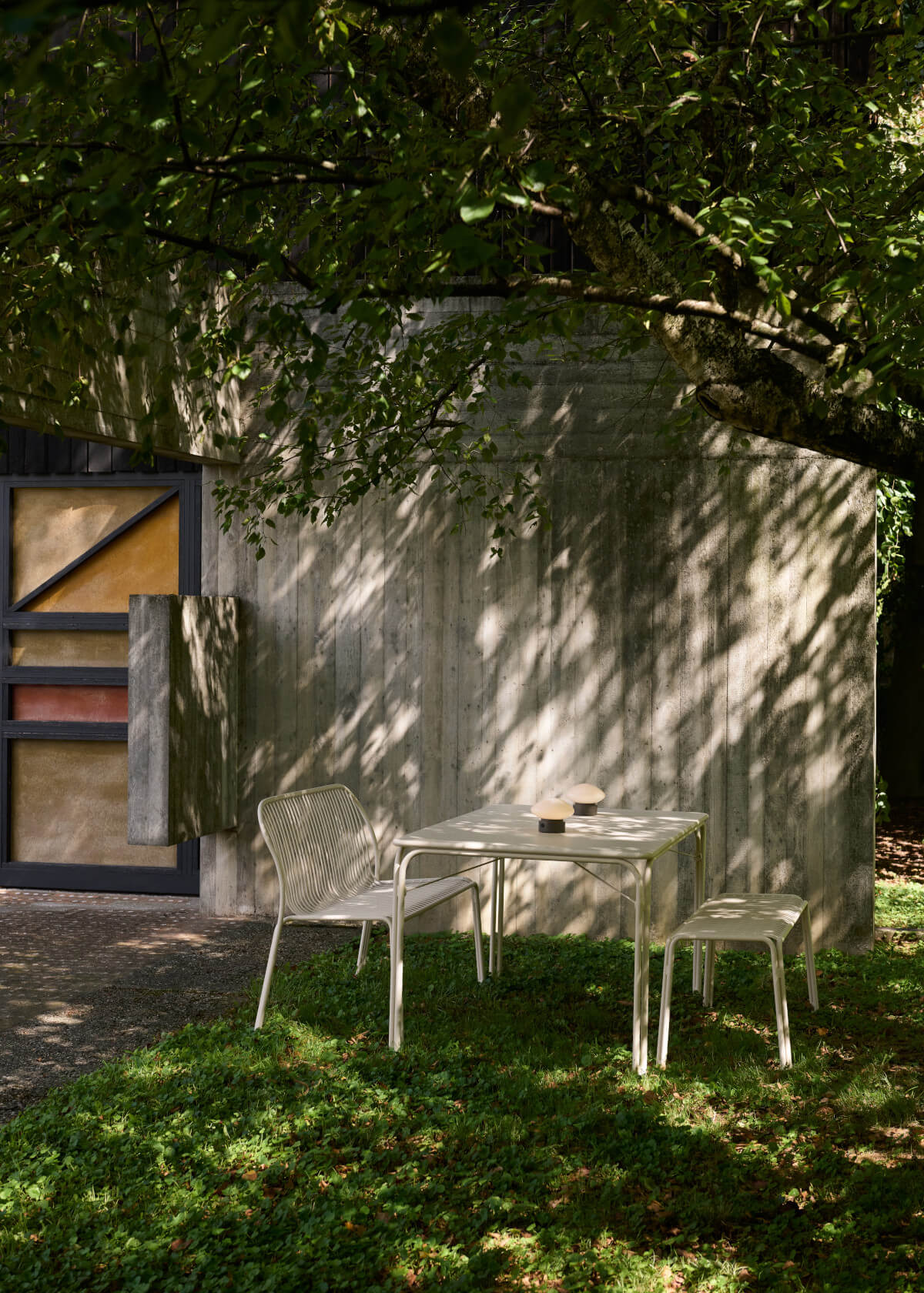 &Tradition Thorvald SC111 Gartenbank in Ivory, pulverbeschichteter Stahl, moderne Outdoor Sitzgelegenheit