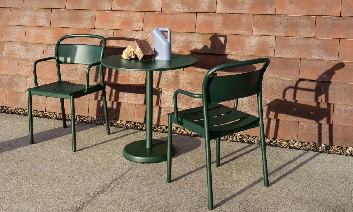 gartenstuehle-kleiner-balkon-kompakter-tisch.webp?width=3000