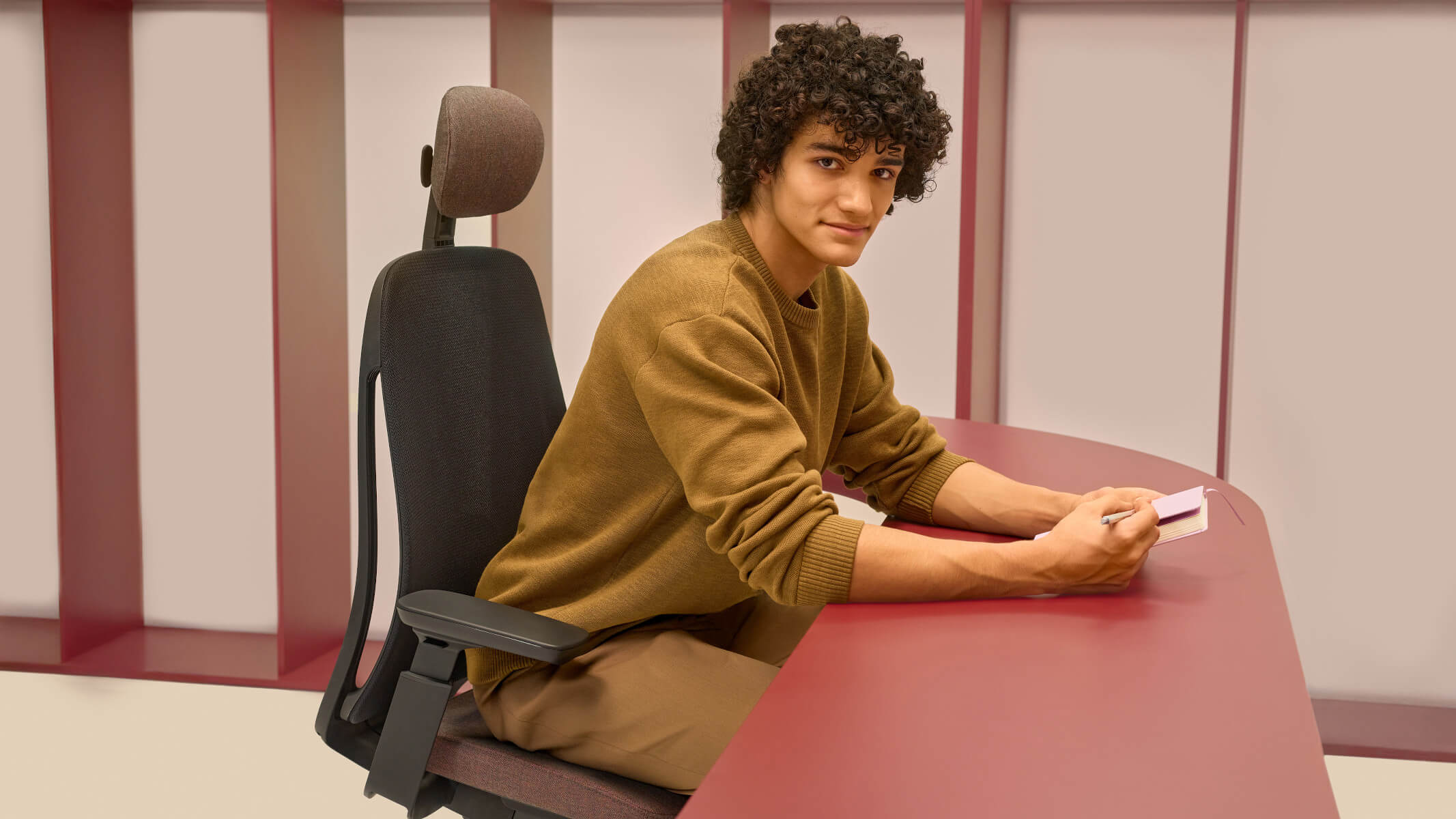 Ergonomischer Netz-Bürostuhl Profim Pace 151SFL mit gepolsterter Sitzfläche und integrierter Kopfstütze