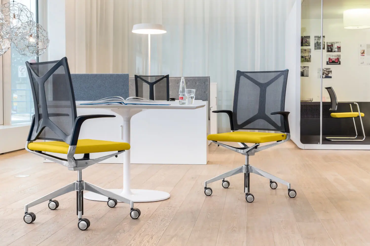 Girsberger Camiro Bürostühle mit Netzrücken als komfortable Sitzlösung für Besprechungen und Meetings.